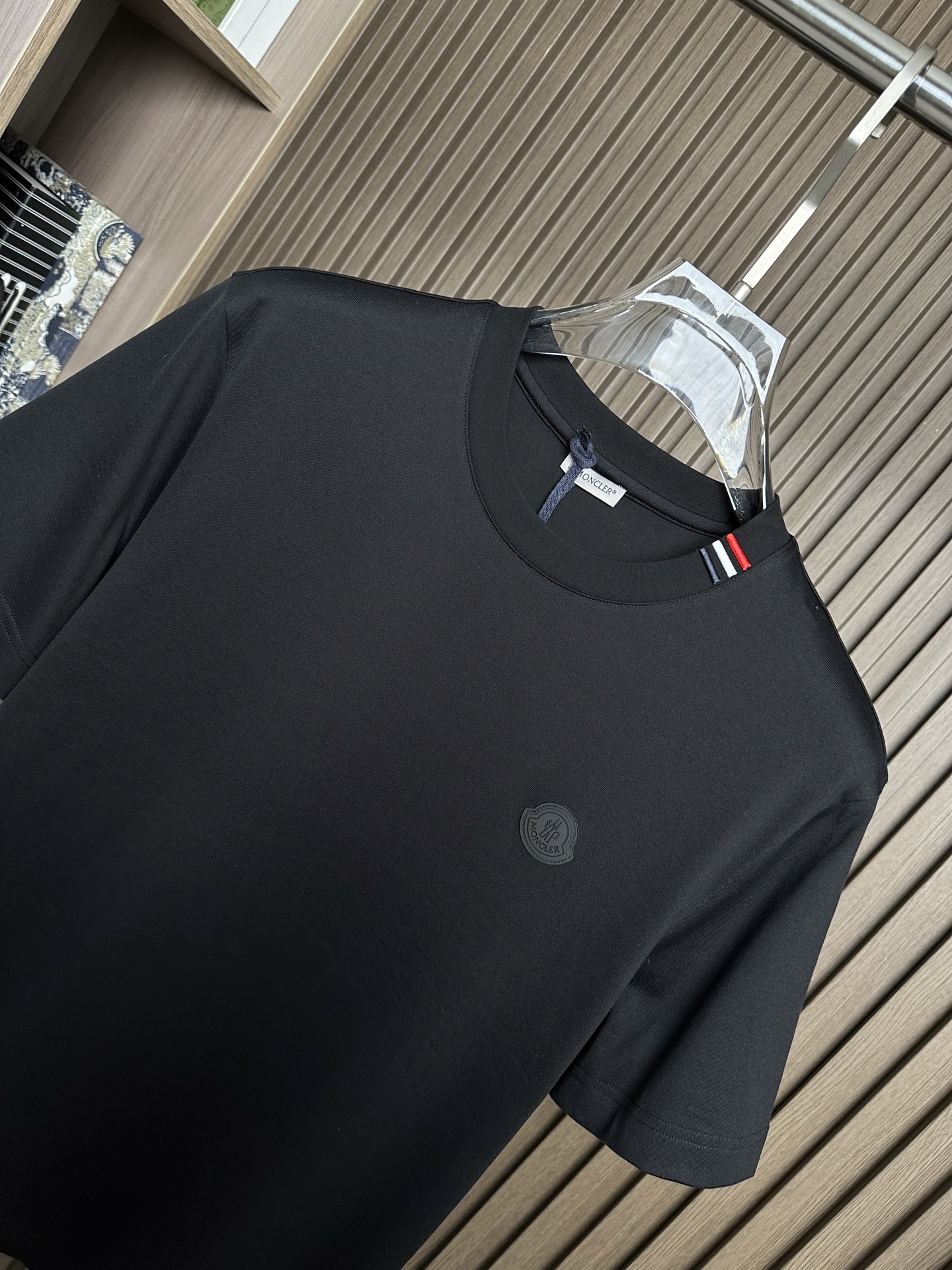 MONCLER2026春夏短袖 MONCLER这款短袖面料采用32支双股新疆长绒棉紧密圆领短袖，领口用耐