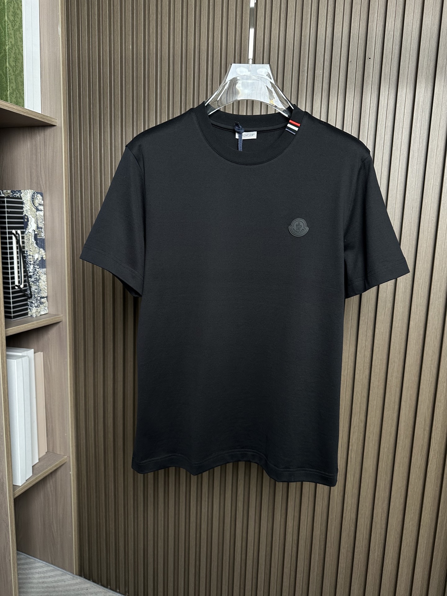 MONCLER2026春夏短袖 MONCLER这款短袖面料采用32支双股新疆长绒棉紧密圆领短袖，领口用耐