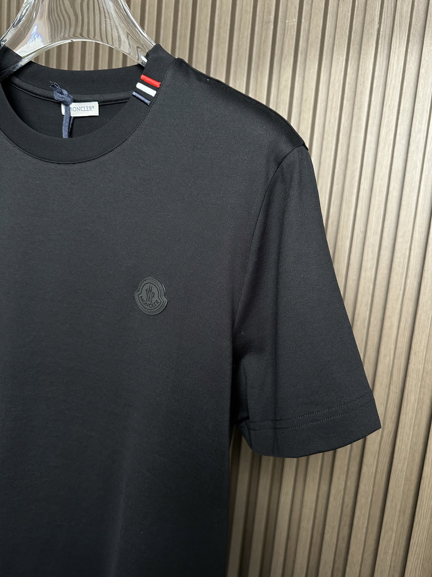 MONCLER2026春夏短袖 MONCLER这款短袖面料采用32支双股新疆长绒棉紧密圆领短袖，领口用耐