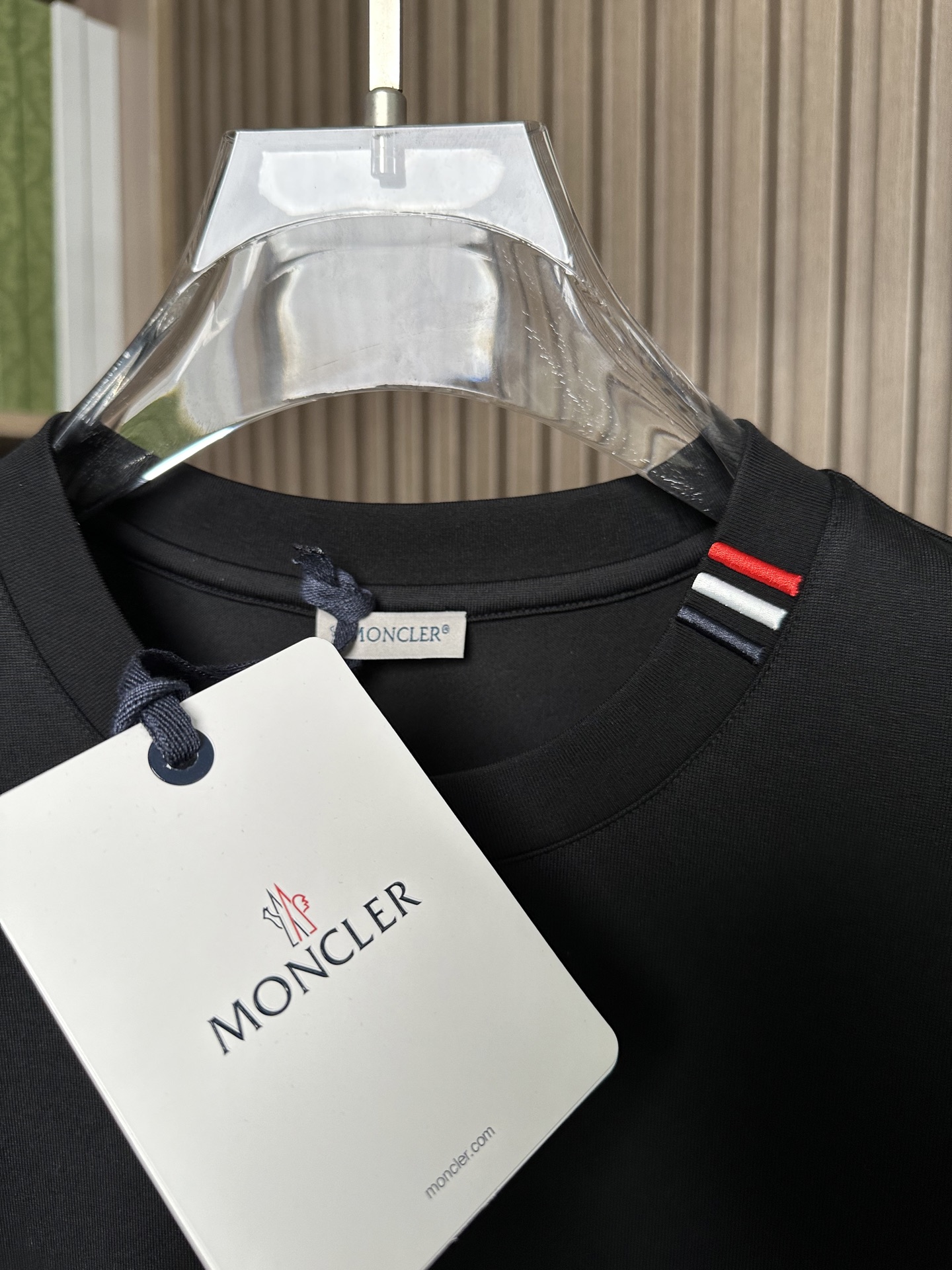 MONCLER2026春夏短袖 MONCLER这款短袖面料采用32支双股新疆长绒棉紧密圆领短袖，领口用耐
