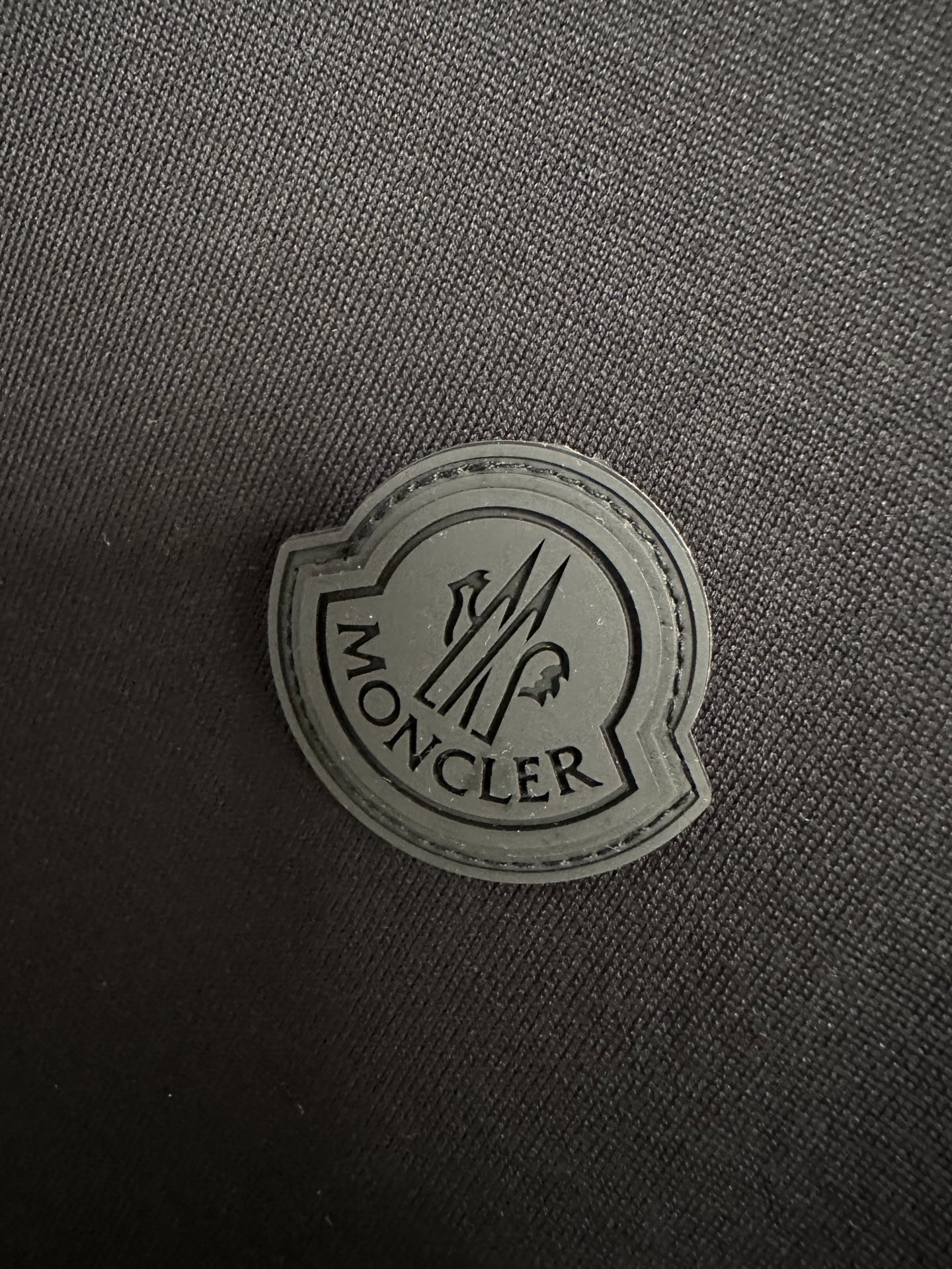 MONCLER2026春夏短袖 MONCLER这款短袖面料采用32支双股新疆长绒棉紧密圆领短袖，领口用耐