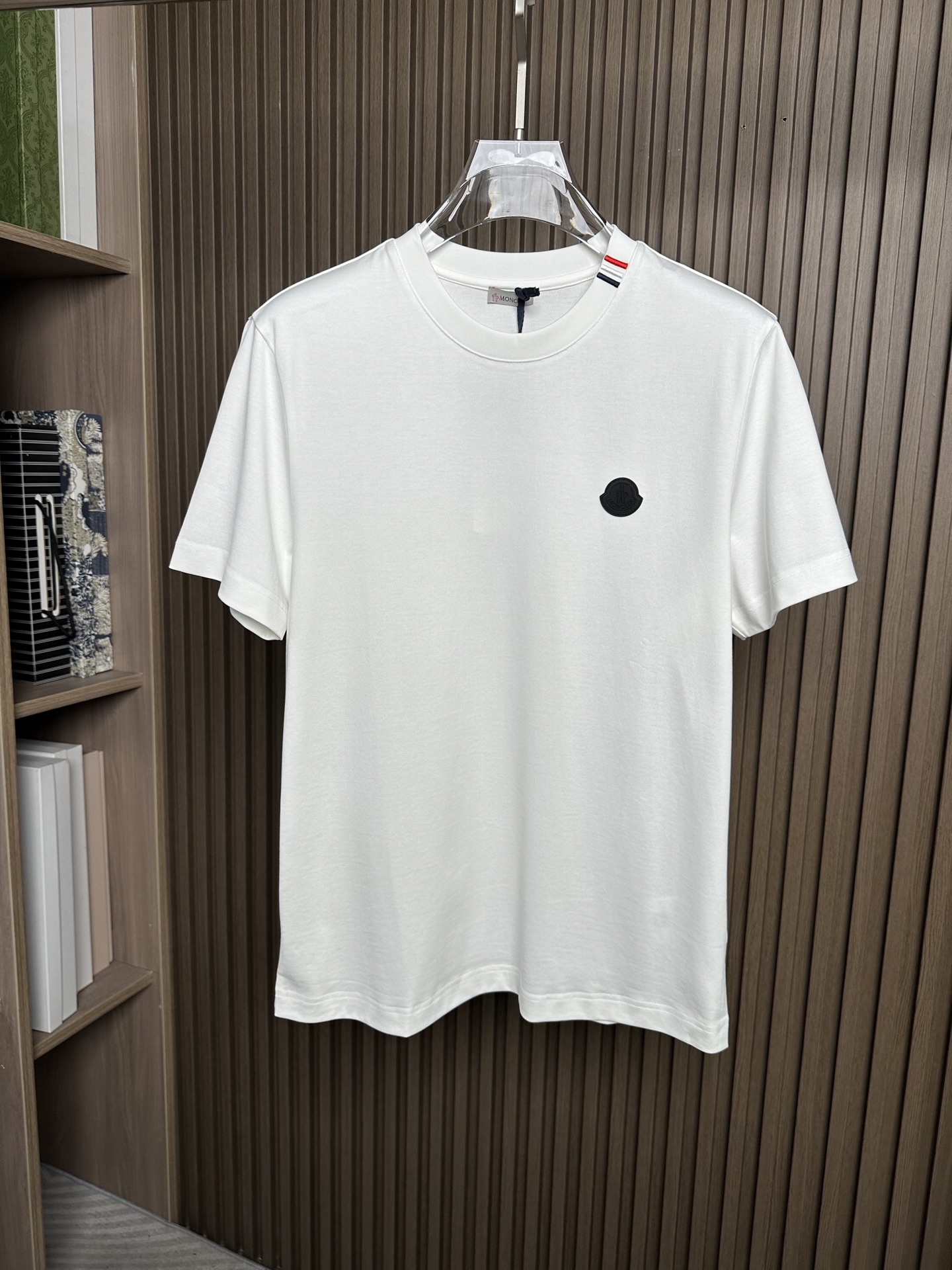 （白～）MONCLER2026春夏短袖 MONCLER这款短袖面料采用32支双股新疆长绒棉紧密圆领短袖，