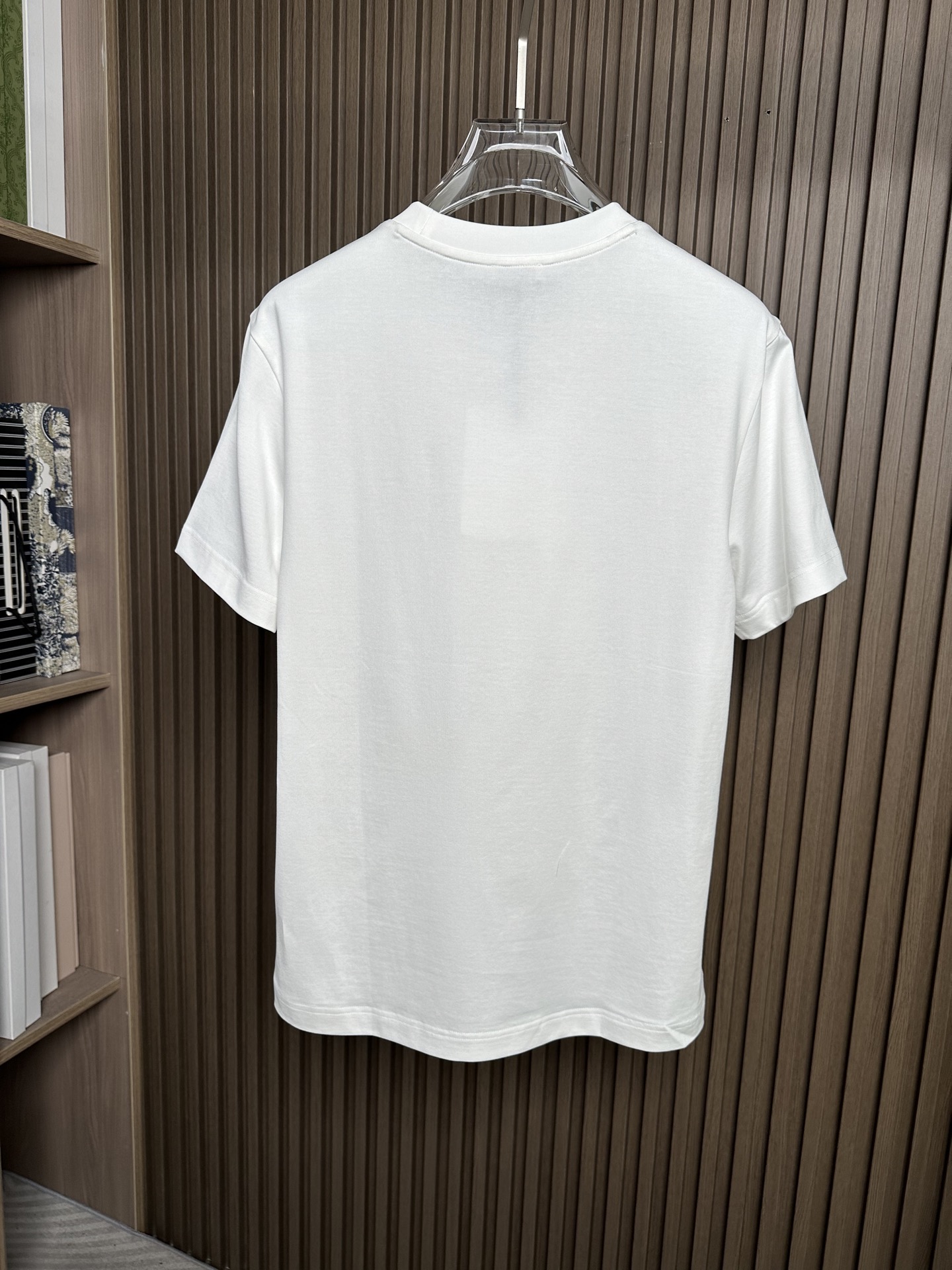 （白～）MONCLER2026春夏短袖 MONCLER这款短袖面料采用32支双股新疆长绒棉紧密圆领短袖，