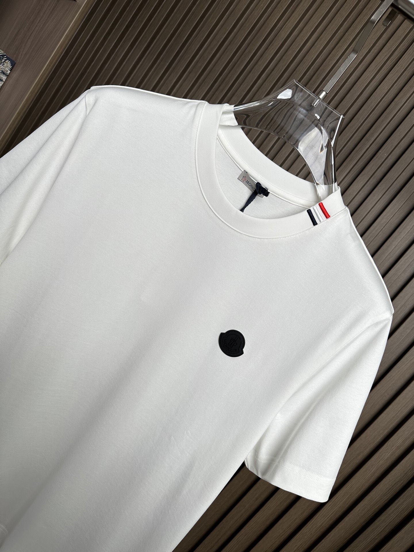 （白～）MONCLER2026春夏短袖 MONCLER这款短袖面料采用32支双股新疆长绒棉紧密圆领短袖，
