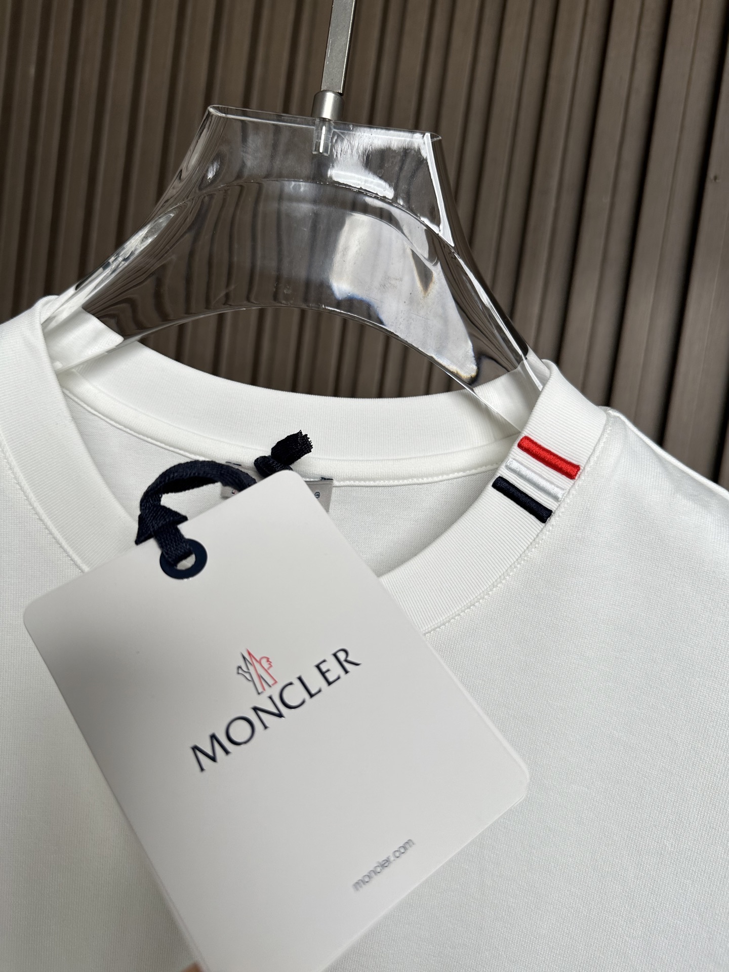 （白～）MONCLER2026春夏短袖 MONCLER这款短袖面料采用32支双股新疆长绒棉紧密圆领短袖，