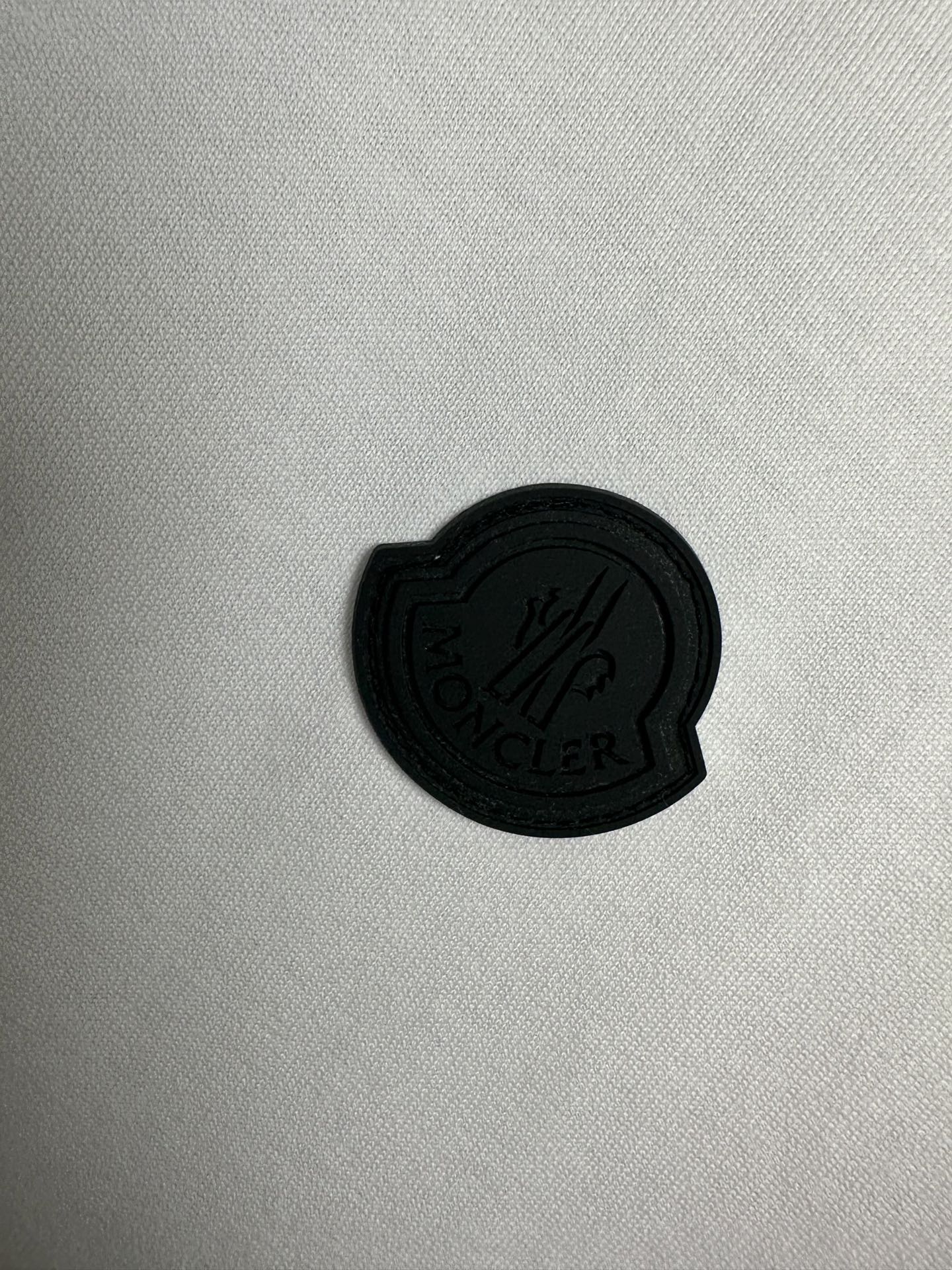 （白～）MONCLER2026春夏短袖 MONCLER这款短袖面料采用32支双股新疆长绒棉紧密圆领短袖，