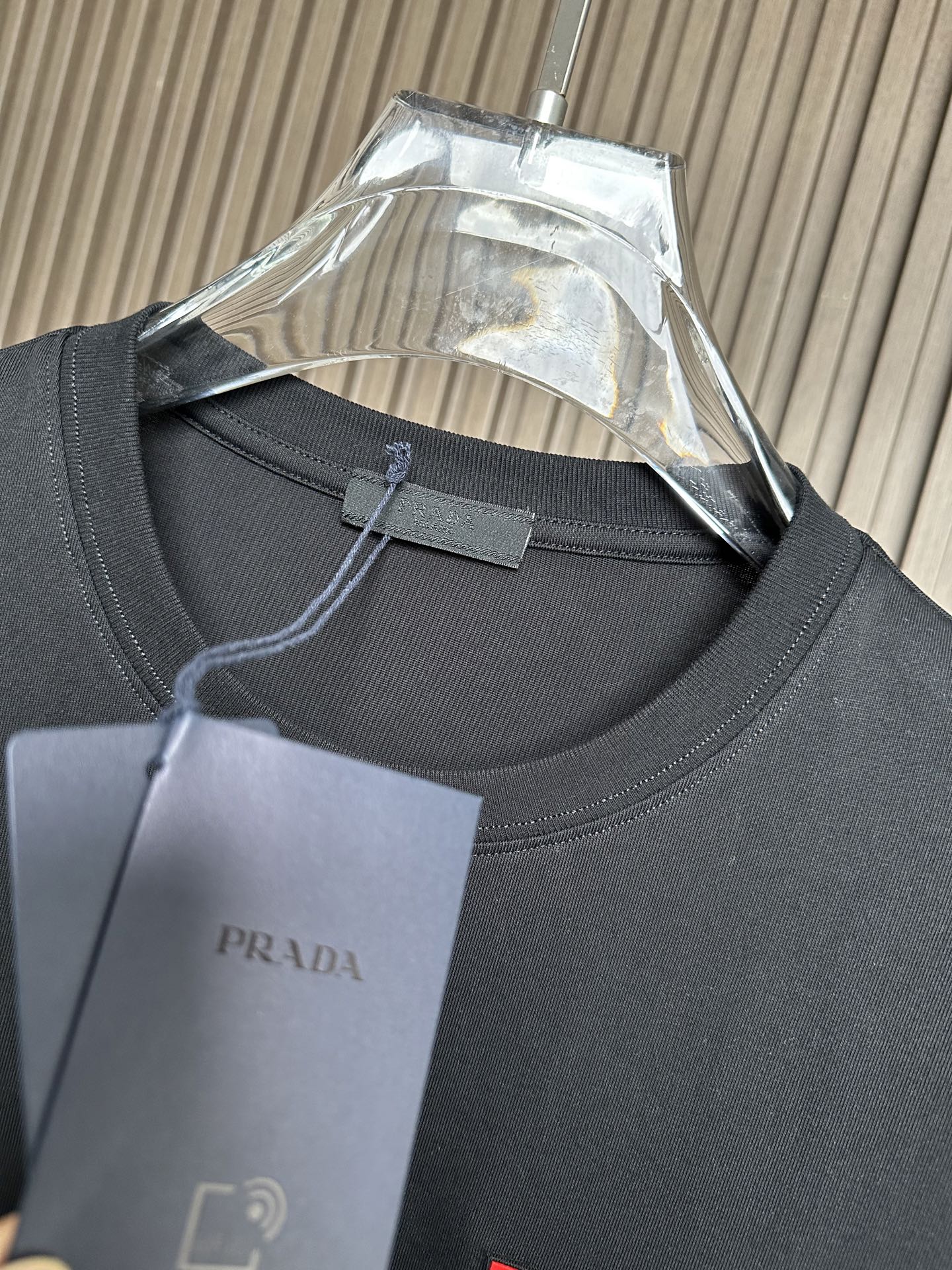 🔥（黑～）Prada普拉达26SS春夏新款机能风短袖 | 极简与硬核的碰撞甄选高支双股棉料，垂坠挺括，透