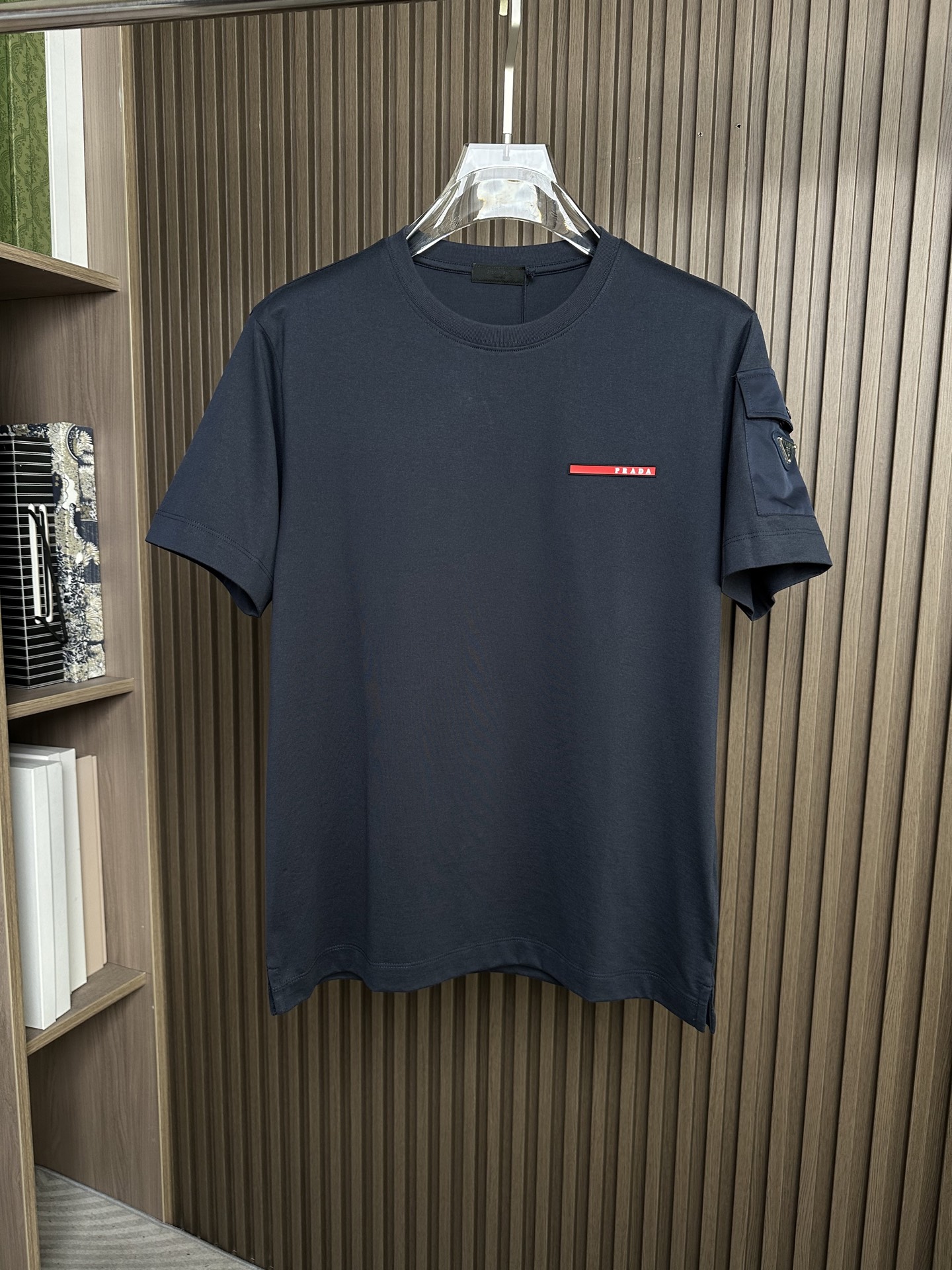 🔥（藏蓝～）Prada普拉达26SS春夏新款机能风短袖 | 极简与硬核的碰撞甄选高支双股棉料，垂坠挺括，