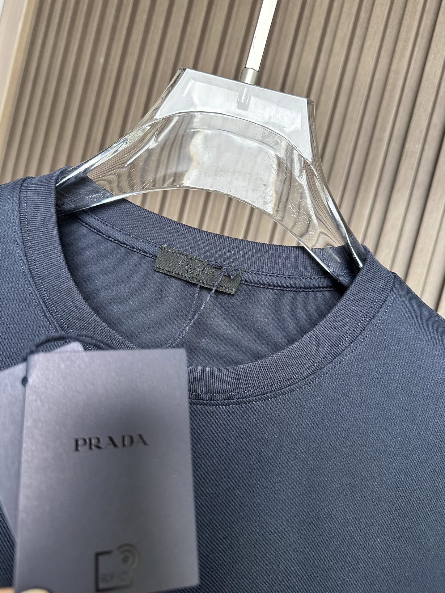 🔥（藏蓝～）Prada普拉达26SS春夏新款机能风短袖 | 极简与硬核的碰撞甄选高支双股棉料，垂坠挺括，