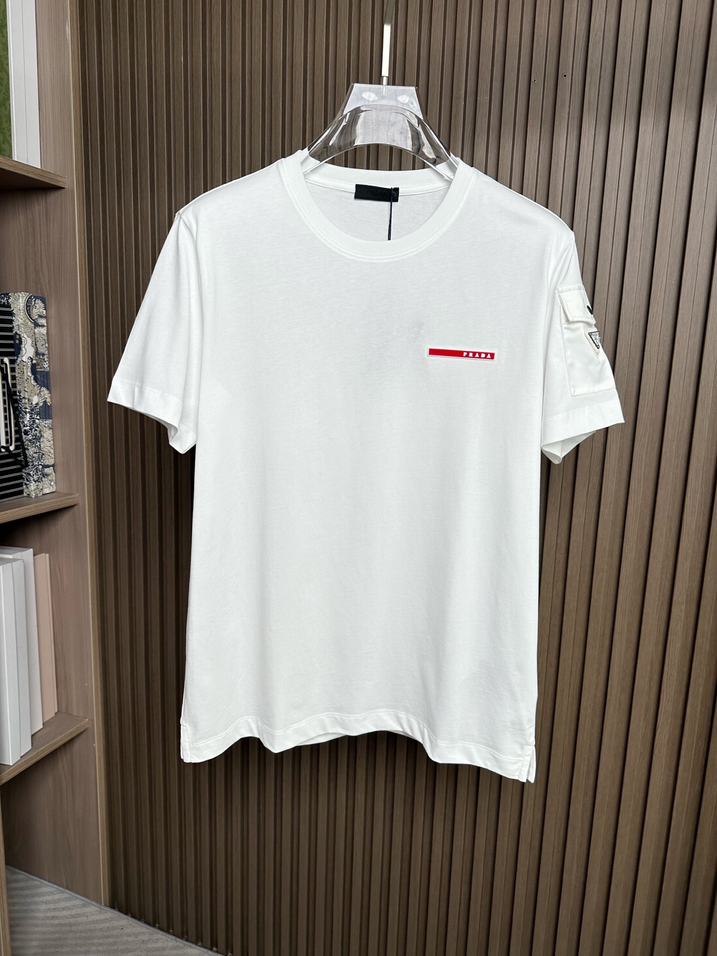 🔥（白～）Prada普拉达26SS春夏新款机能风短袖 | 极简与硬核的碰撞甄选高支双股棉料，垂坠挺括，透