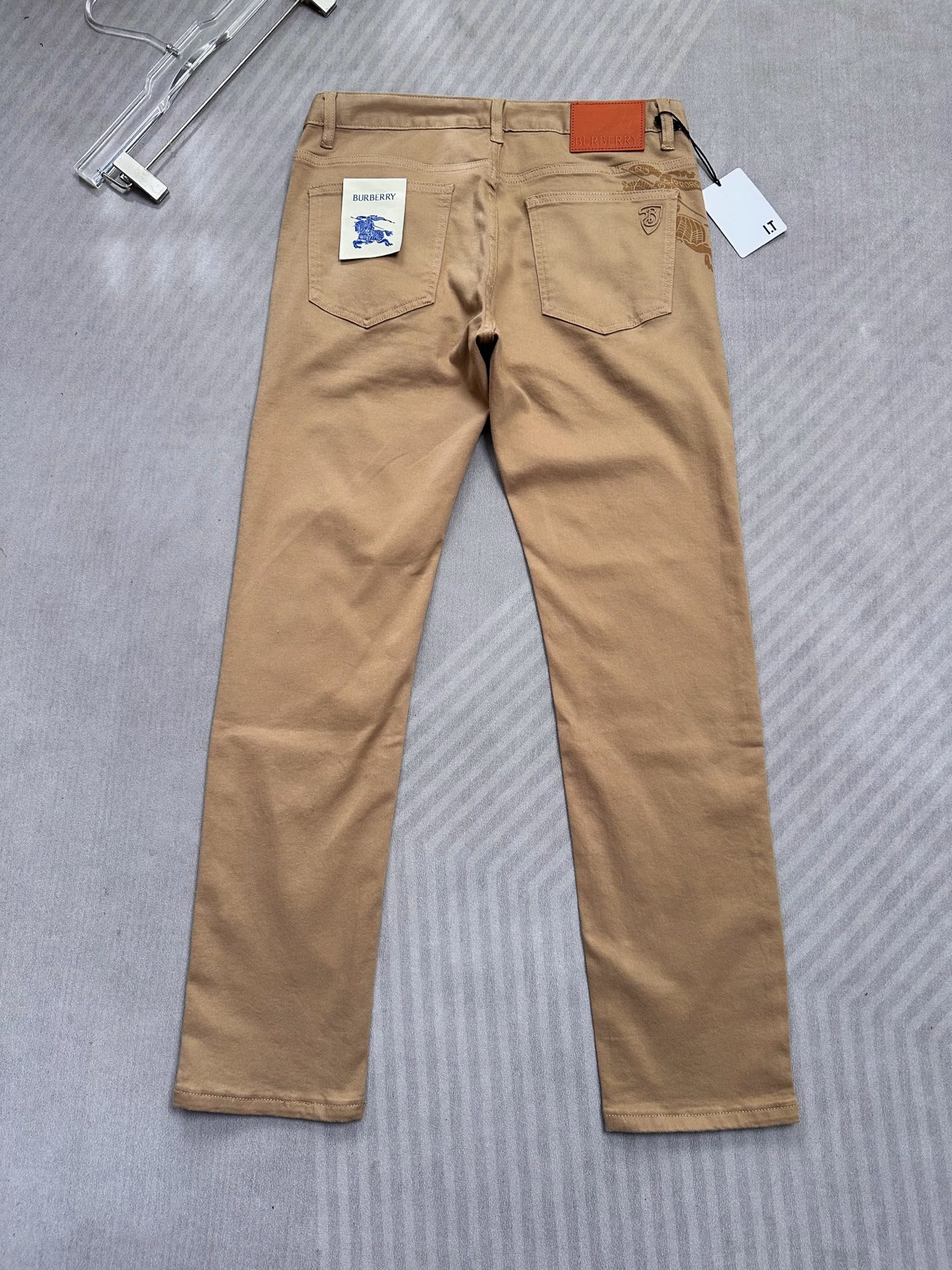 🔥Burberry 巴宝莉26SS春夏新款五袋款牛仔裤，直筒款，面料精选高弹牛仔面料 轻薄柔软舒适 定制