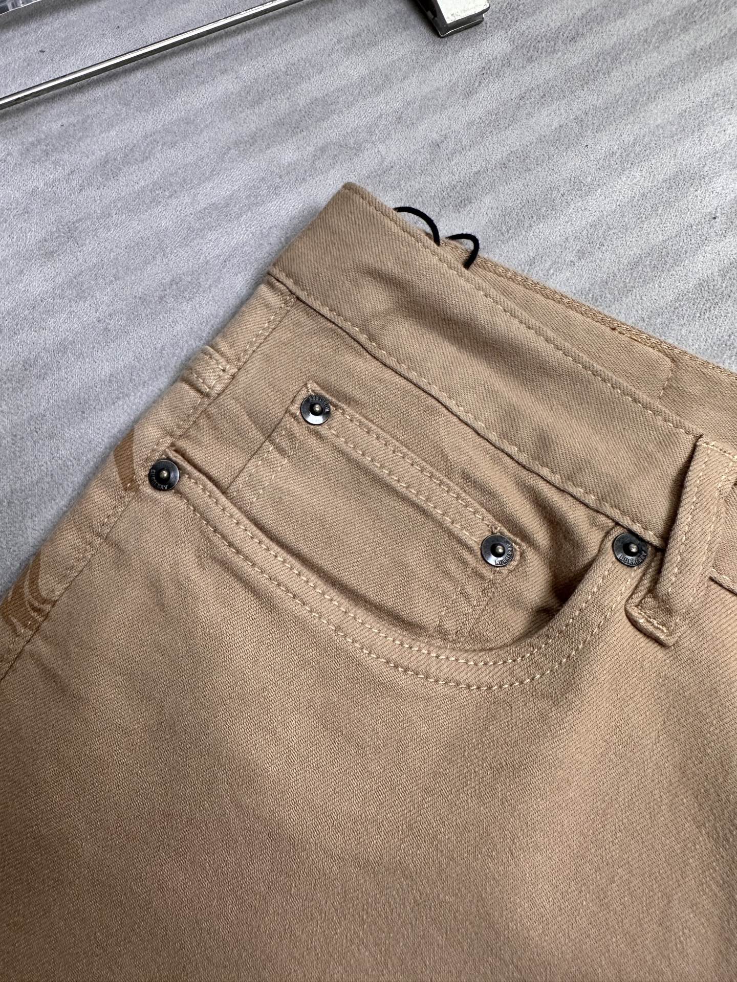 🔥Burberry 巴宝莉26SS春夏新款五袋款牛仔裤，直筒款，面料精选高弹牛仔面料 轻薄柔软舒适 定制