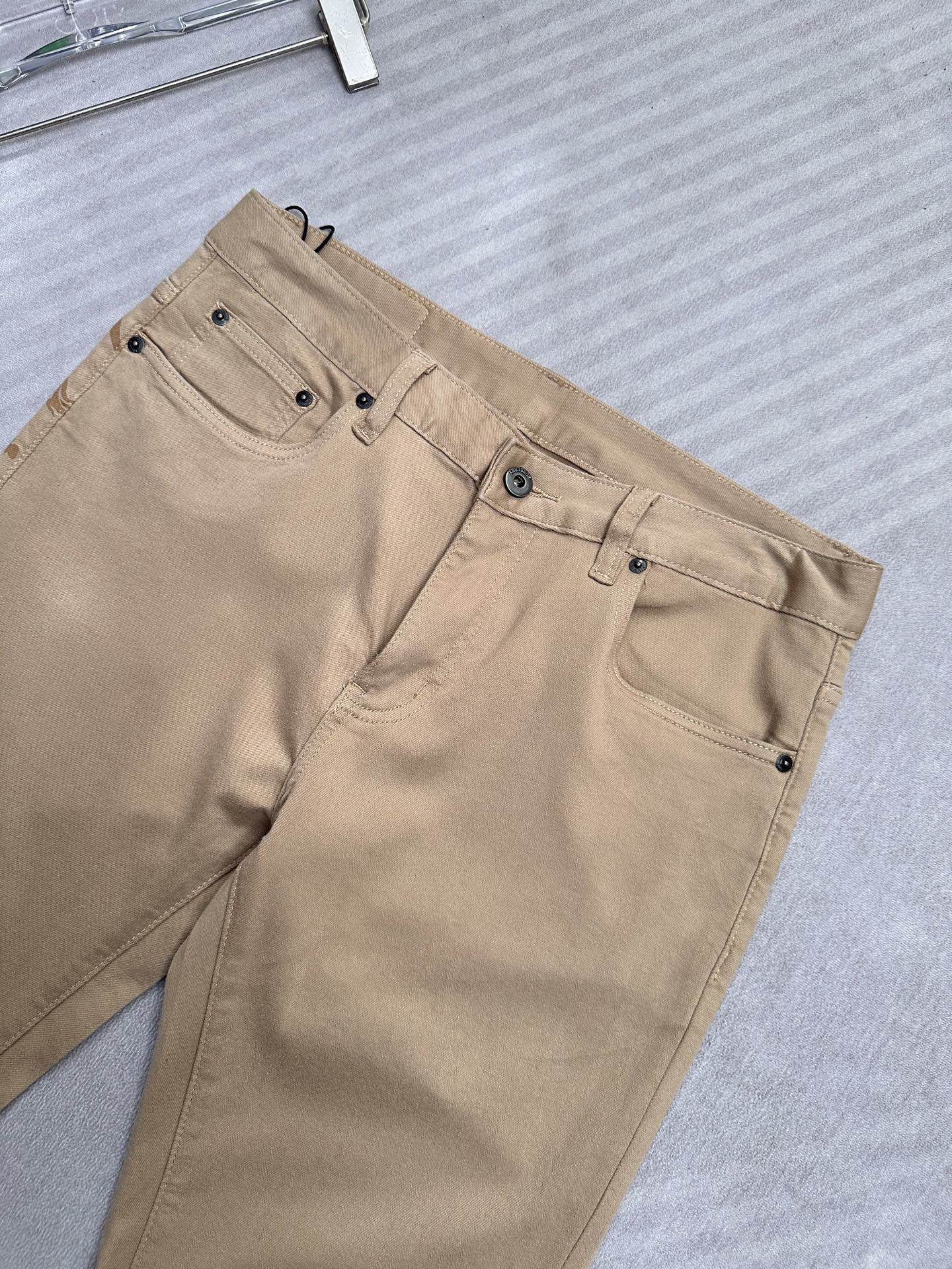 🔥Burberry 巴宝莉26SS春夏新款五袋款牛仔裤，直筒款，面料精选高弹牛仔面料 轻薄柔软舒适 定制