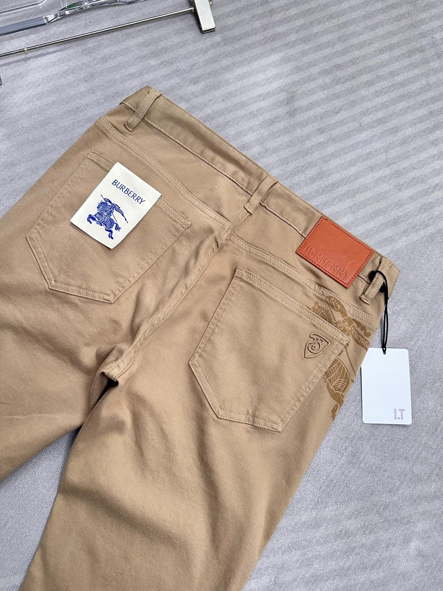 🔥Burberry 巴宝莉26SS春夏新款五袋款牛仔裤，直筒款，面料精选高弹牛仔面料 轻薄柔软舒适 定制