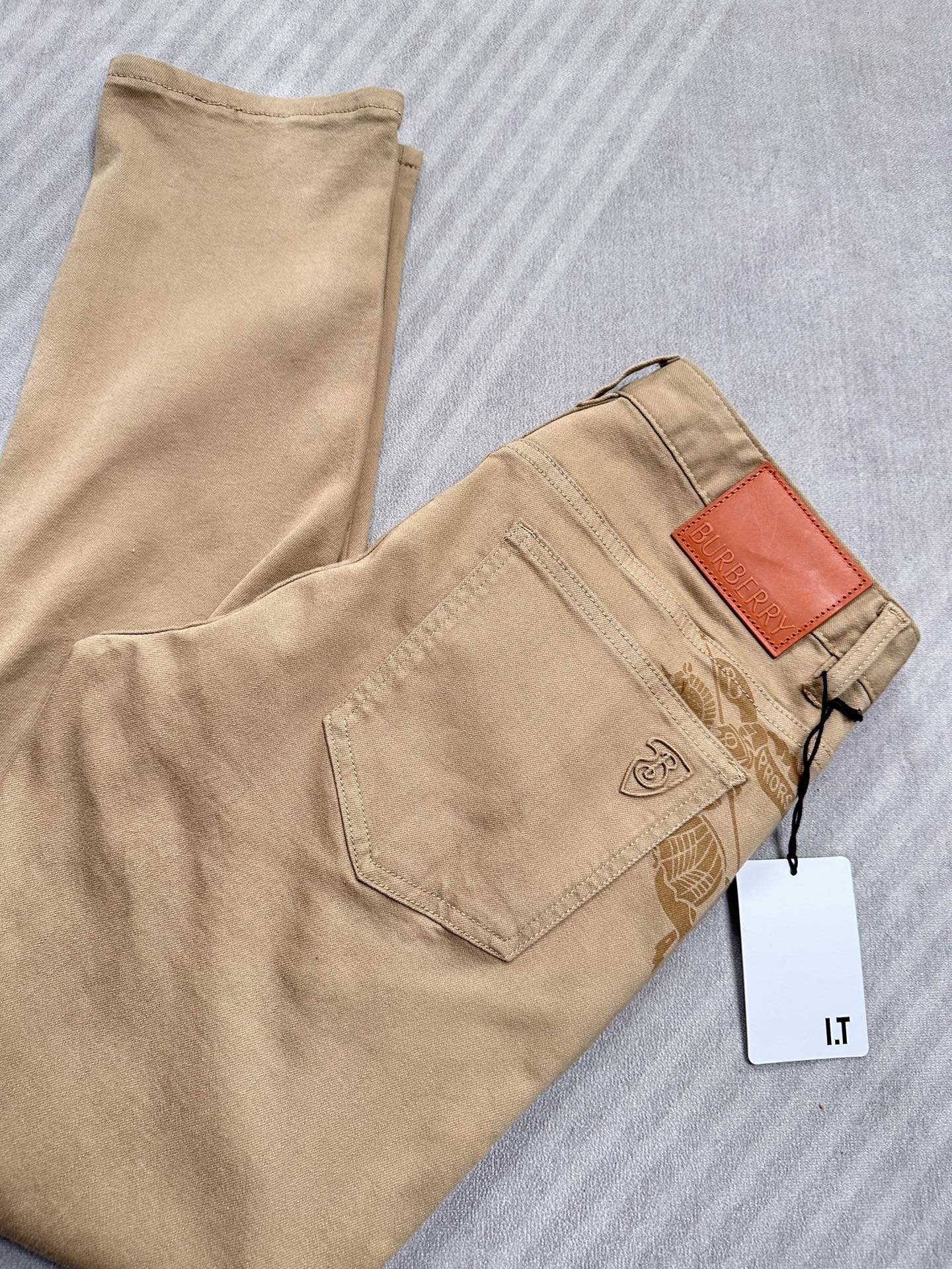 🔥Burberry 巴宝莉26SS春夏新款五袋款牛仔裤，直筒款，面料精选高弹牛仔面料 轻薄柔软舒适 定制