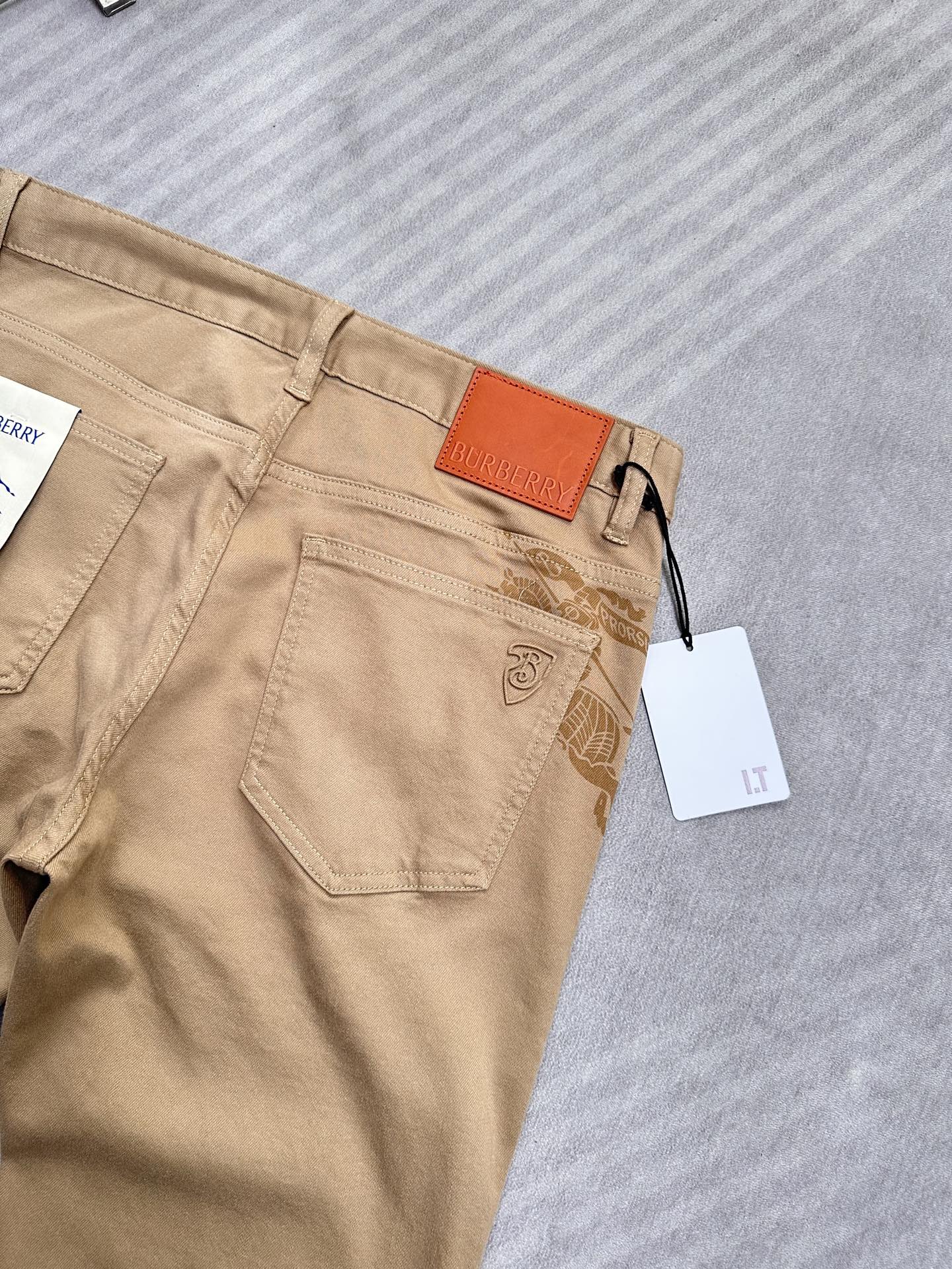 🔥Burberry 巴宝莉26SS春夏新款五袋款牛仔裤，直筒款，面料精选高弹牛仔面料 轻薄柔软舒适 定制