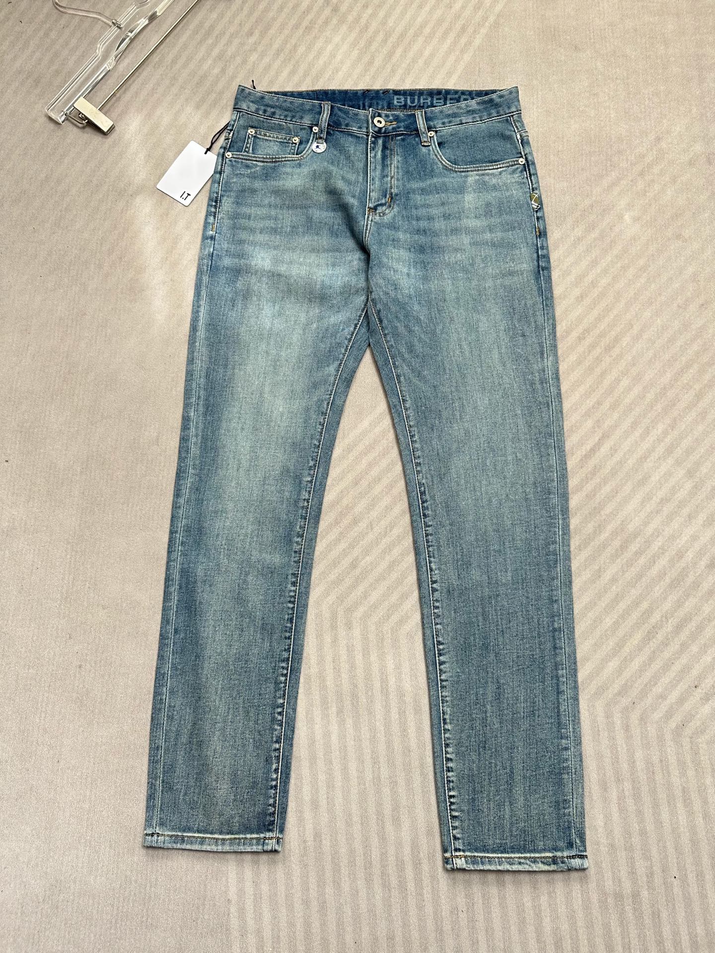 🔥Burberry 巴宝莉26SS春夏新款牛仔裤，直筒款，面料精选高弹牛仔面料 轻薄柔软舒适 定制高端五