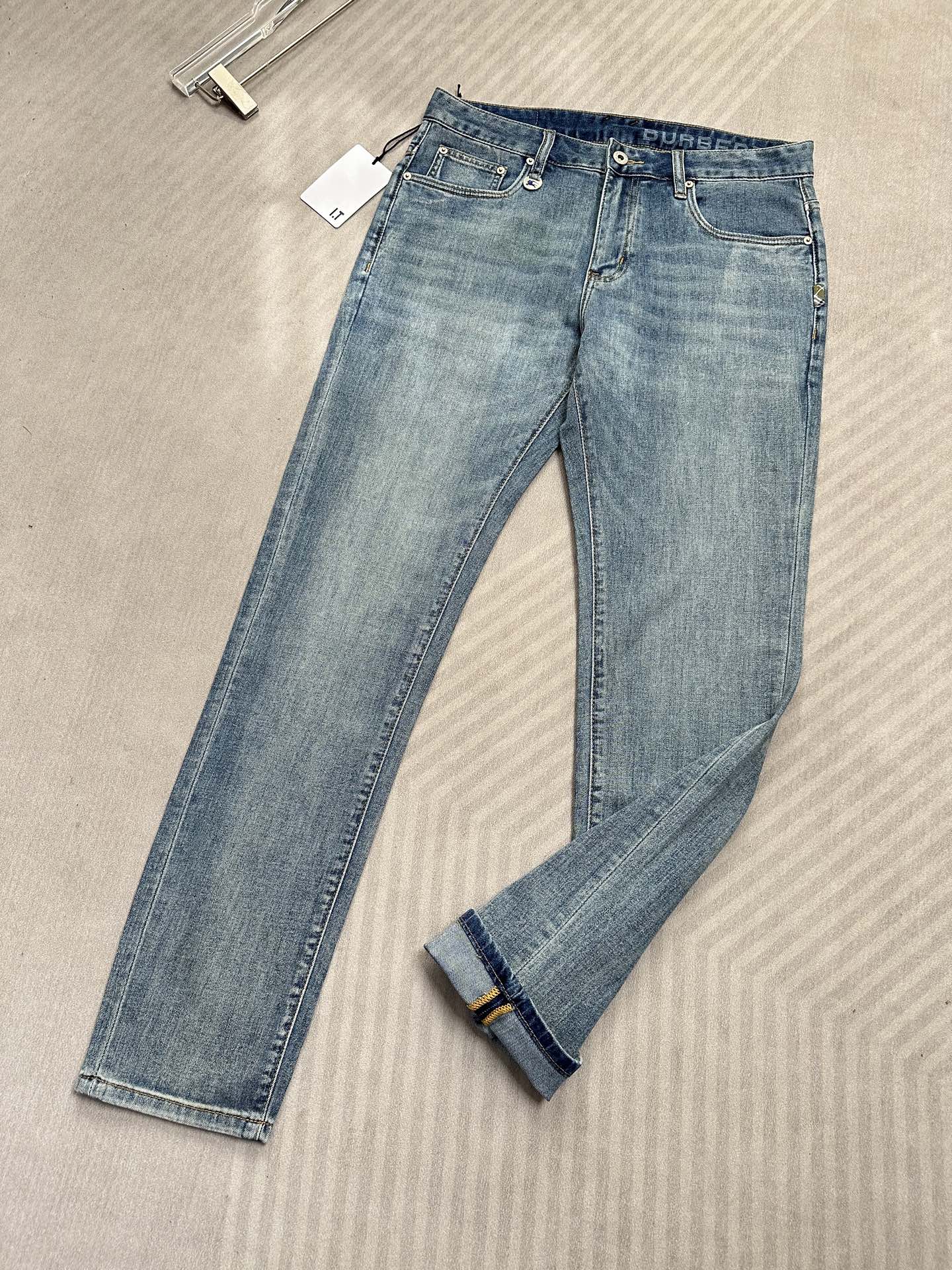 🔥Burberry 巴宝莉26SS春夏新款牛仔裤，直筒款，面料精选高弹牛仔面料 轻薄柔软舒适 定制高端五