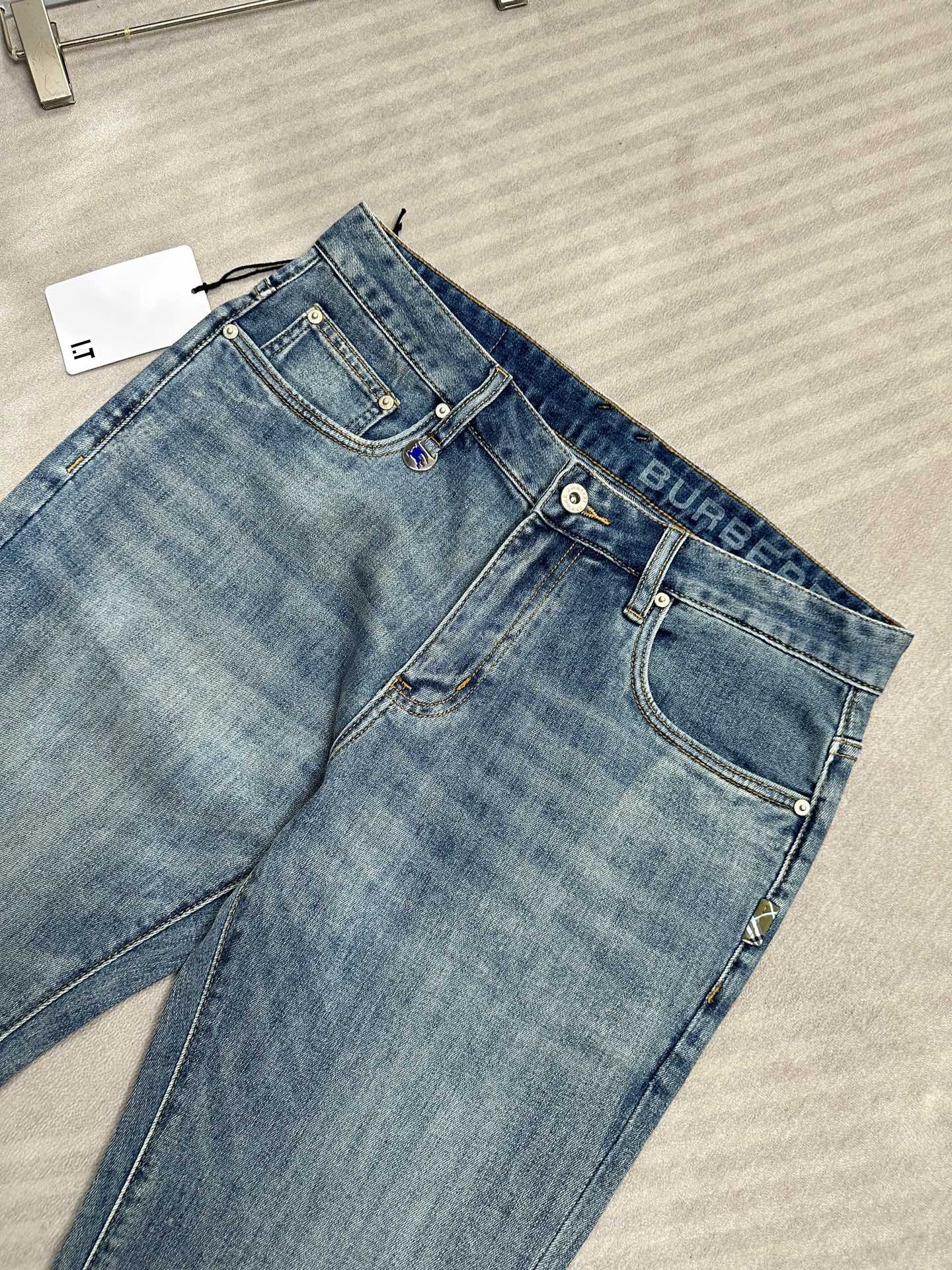 🔥Burberry 巴宝莉26SS春夏新款牛仔裤，直筒款，面料精选高弹牛仔面料 轻薄柔软舒适 定制高端五