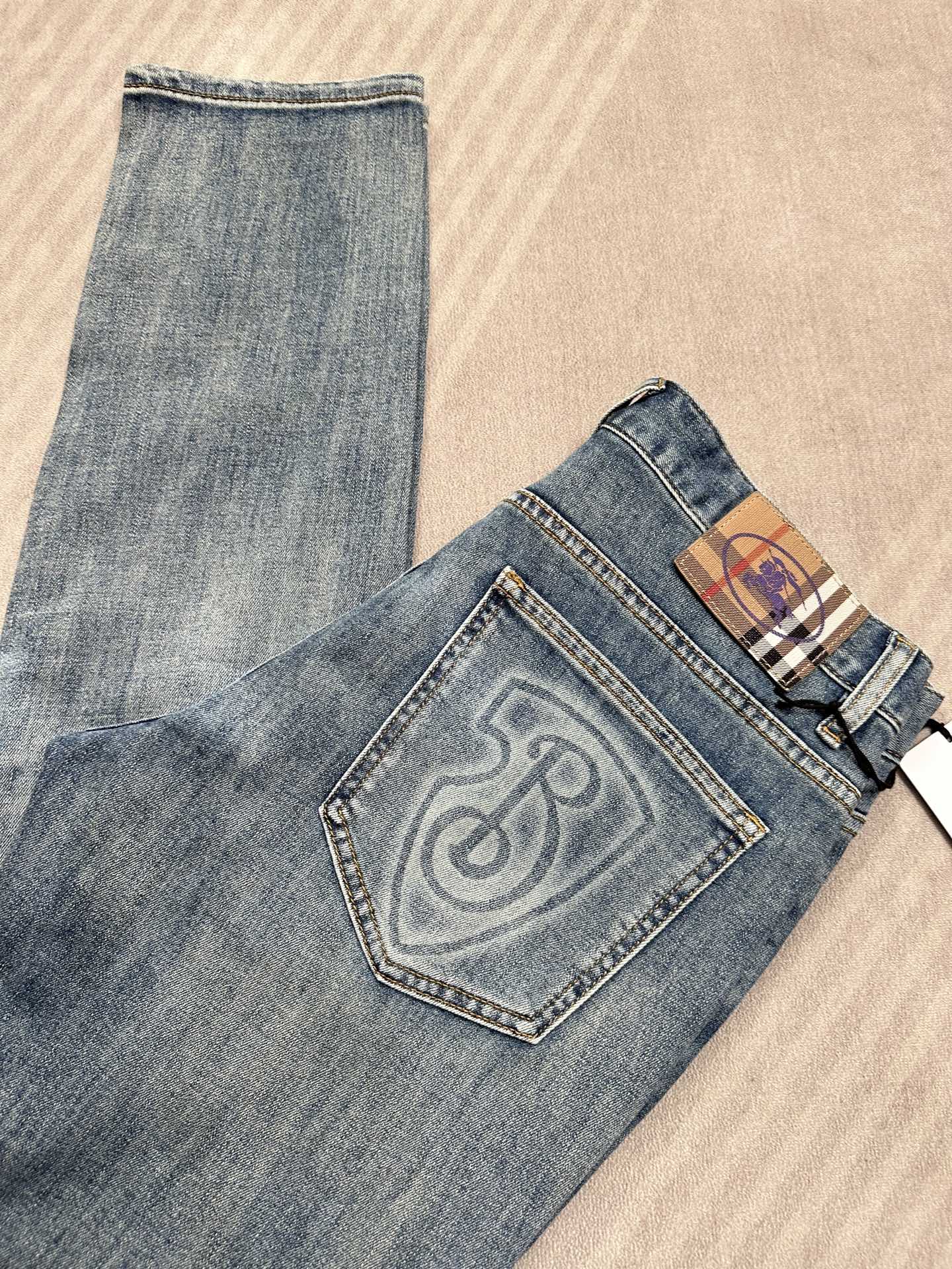 🔥Burberry 巴宝莉26SS春夏新款牛仔裤，直筒款，面料精选高弹牛仔面料 轻薄柔软舒适 定制高端五
