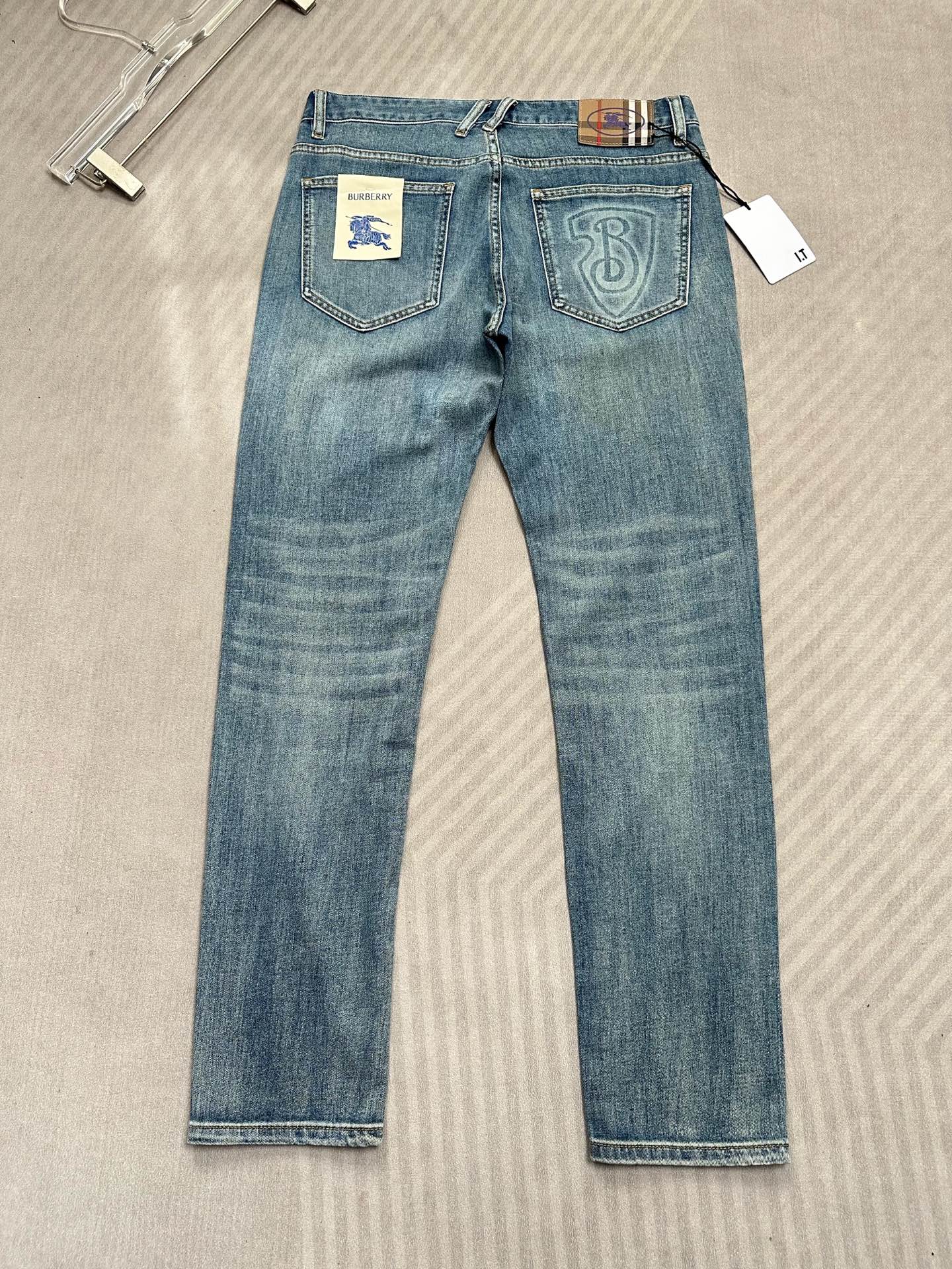 🔥Burberry 巴宝莉26SS春夏新款牛仔裤，直筒款，面料精选高弹牛仔面料 轻薄柔软舒适 定制高端五