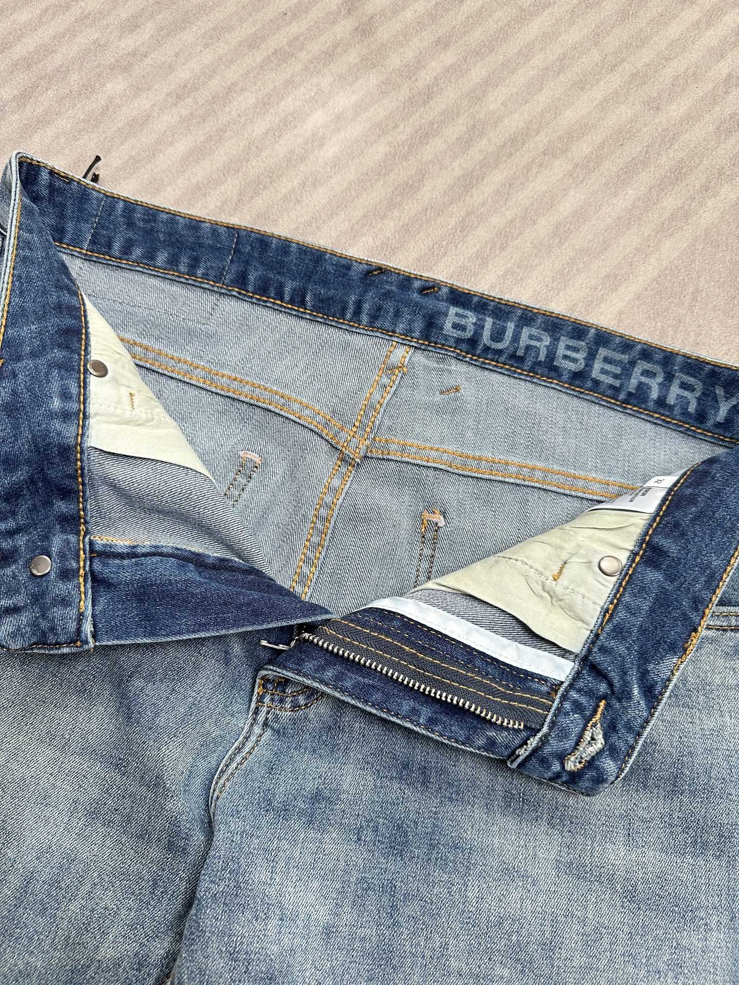 🔥Burberry 巴宝莉26SS春夏新款牛仔裤，直筒款，面料精选高弹牛仔面料 轻薄柔软舒适 定制高端五