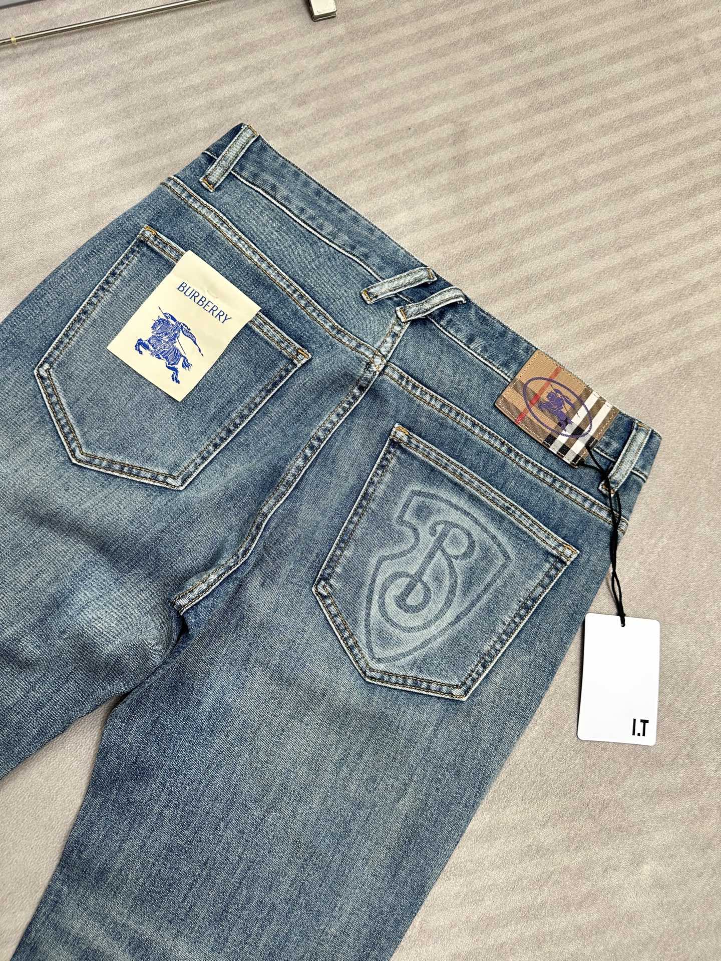 🔥Burberry 巴宝莉26SS春夏新款牛仔裤，直筒款，面料精选高弹牛仔面料 轻薄柔软舒适 定制高端五