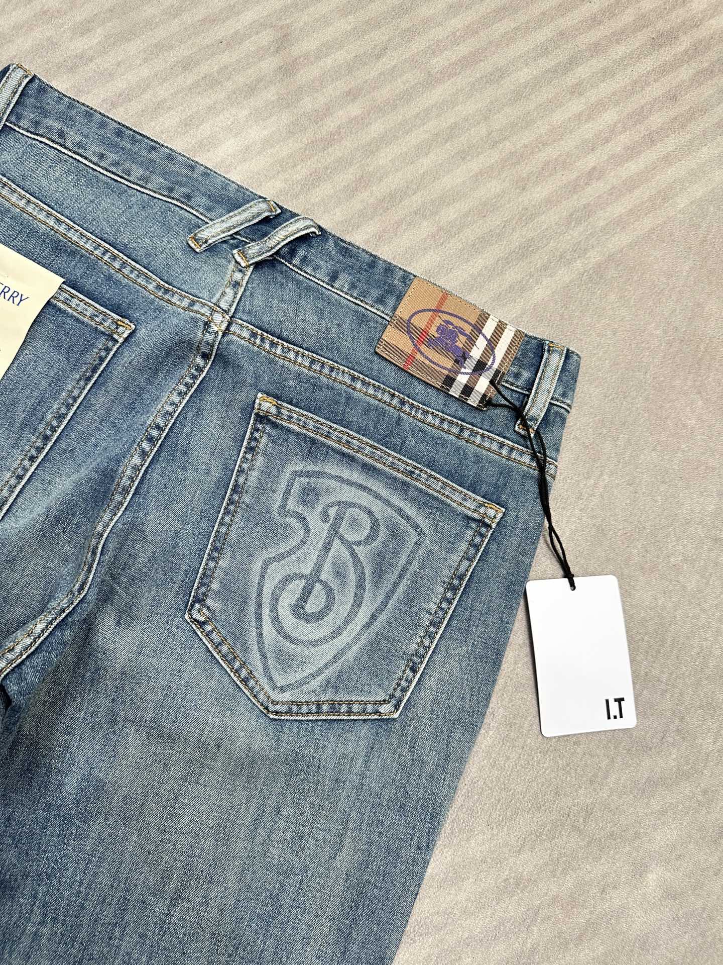 🔥Burberry 巴宝莉26SS春夏新款牛仔裤，直筒款，面料精选高弹牛仔面料 轻薄柔软舒适 定制高端五