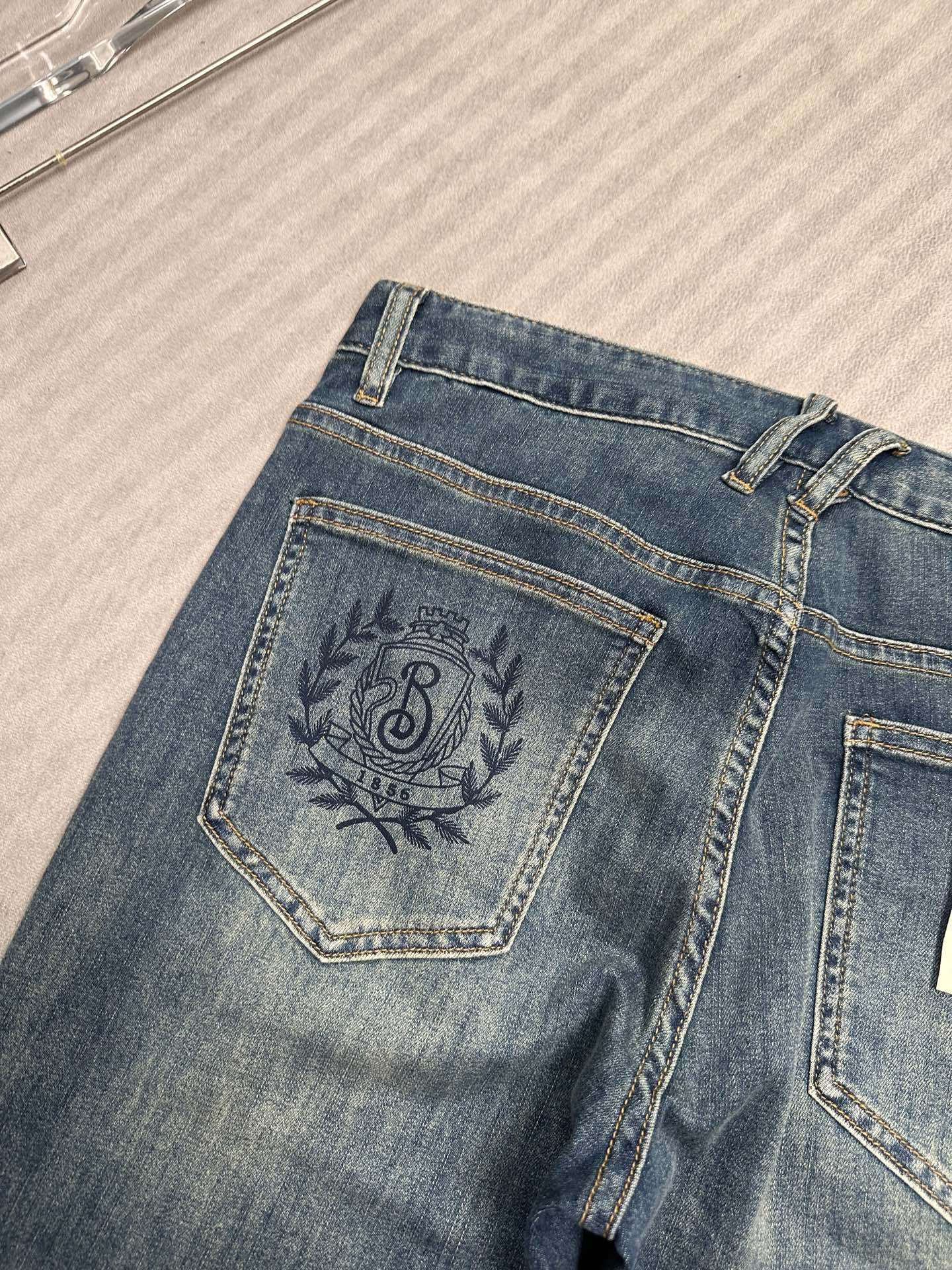 🔥Burberry 巴宝莉26SS春夏新款牛仔裤，直筒款，面料精选高弹牛仔面料 轻薄柔软舒适 定制高端五