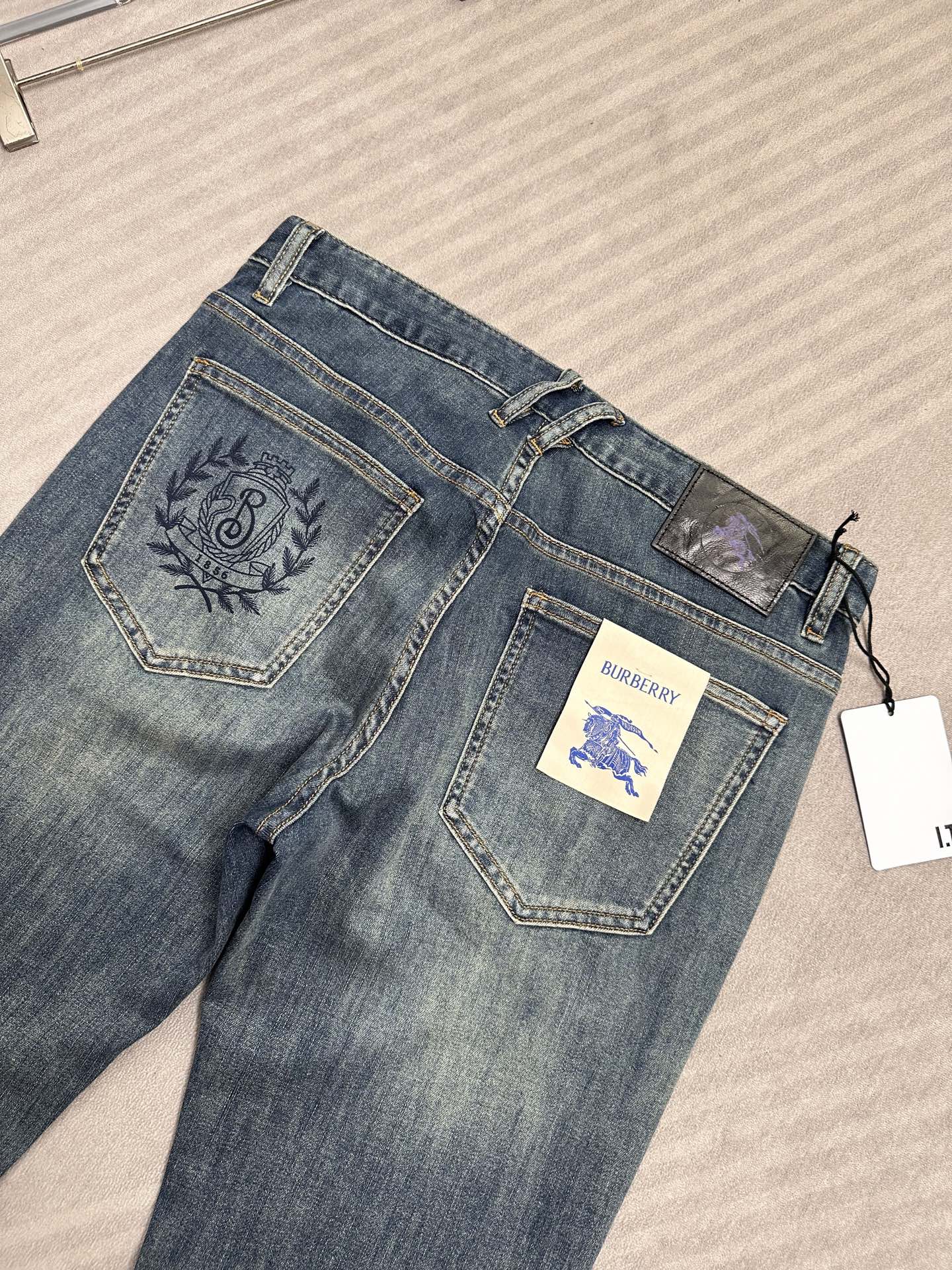 🔥Burberry 巴宝莉26SS春夏新款牛仔裤，直筒款，面料精选高弹牛仔面料 轻薄柔软舒适 定制高端五