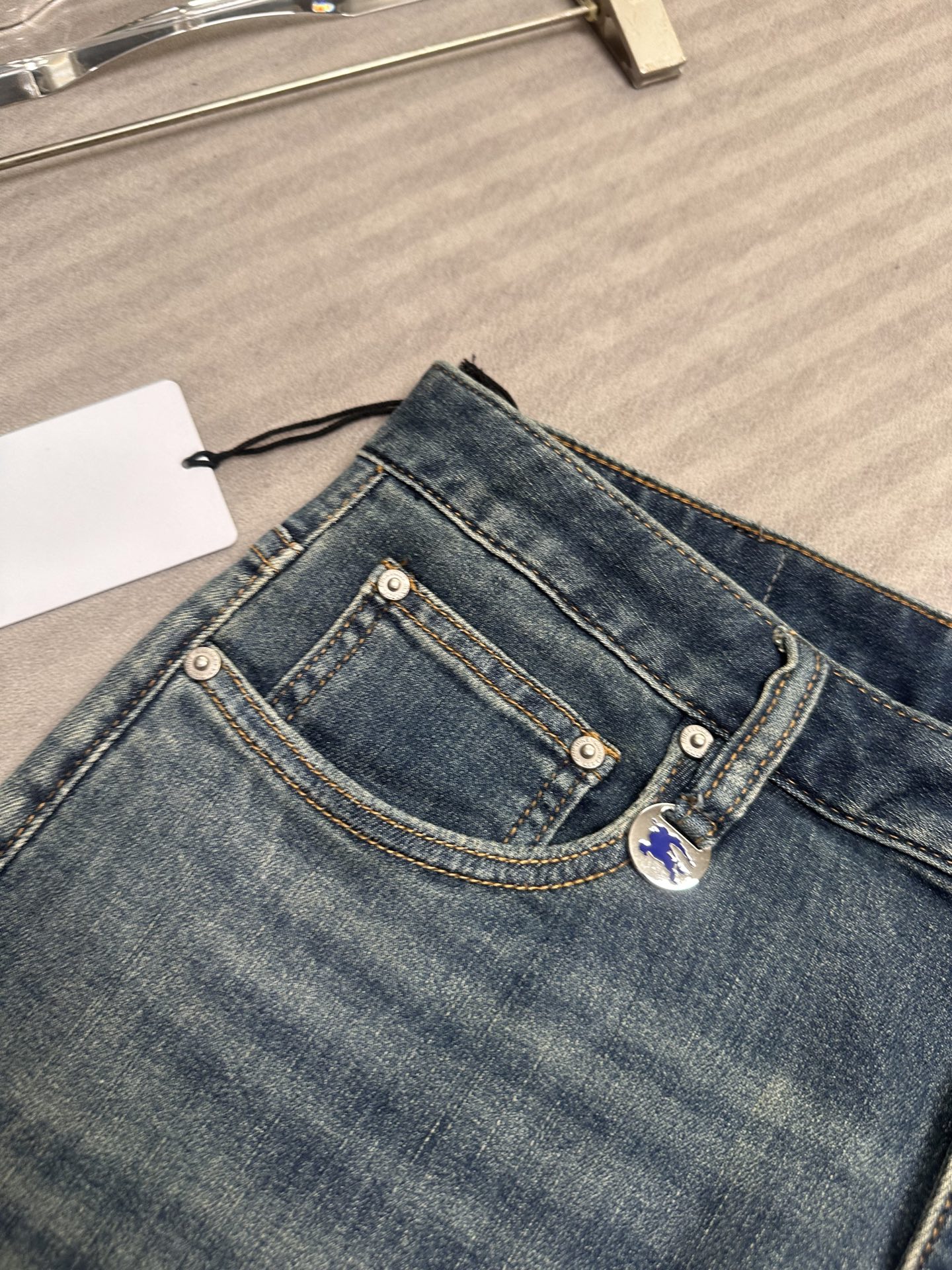 🔥Burberry 巴宝莉26SS春夏新款牛仔裤，直筒款，面料精选高弹牛仔面料 轻薄柔软舒适 定制高端五