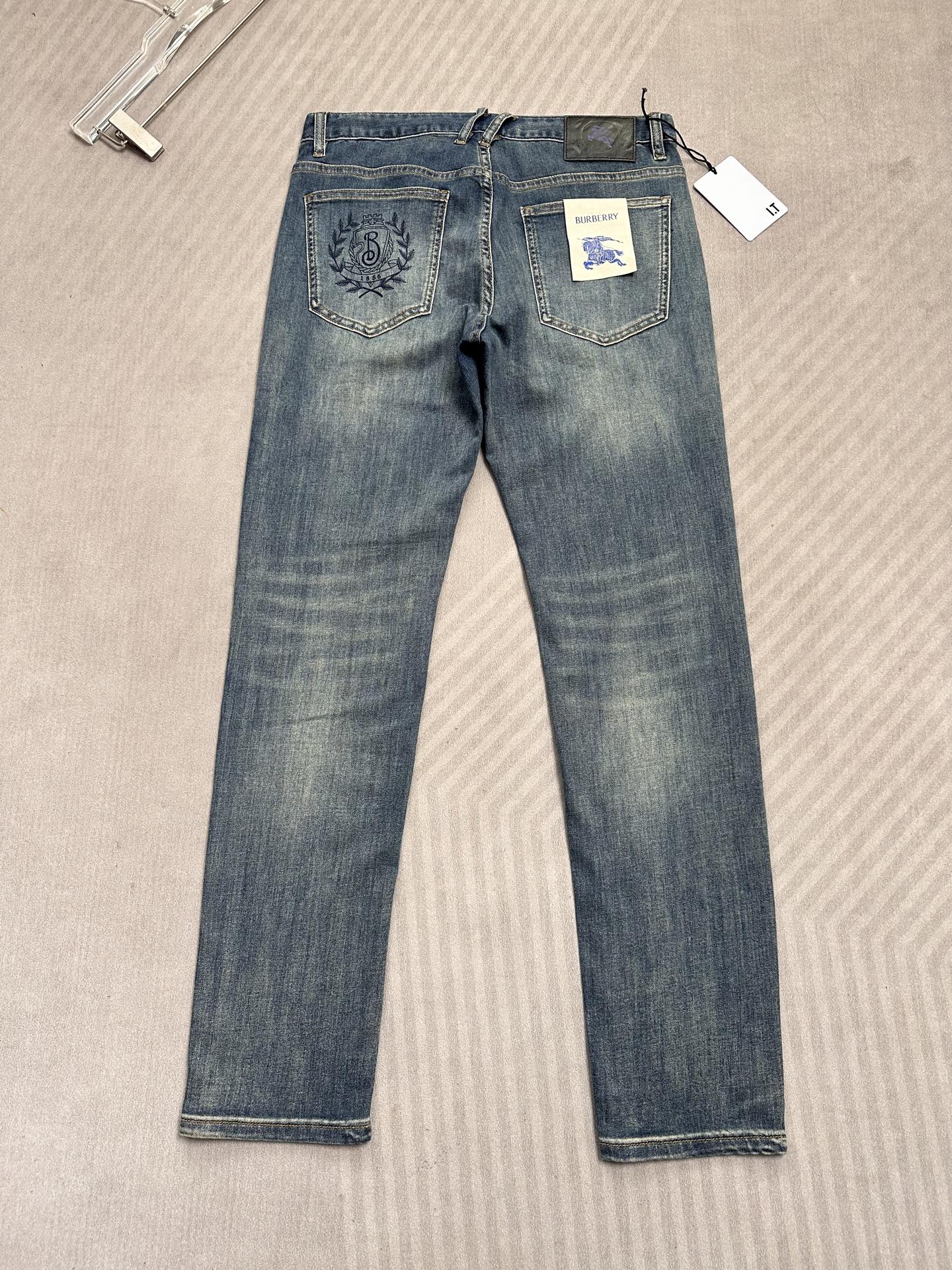 🔥Burberry 巴宝莉26SS春夏新款牛仔裤，直筒款，面料精选高弹牛仔面料 轻薄柔软舒适 定制高端五