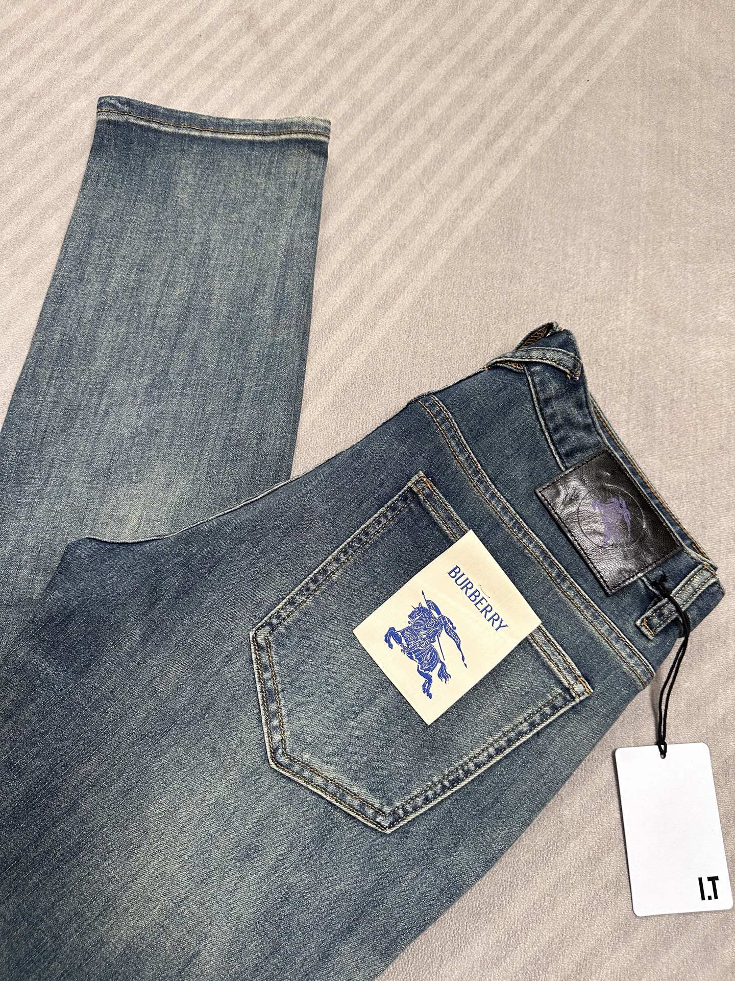 🔥Burberry 巴宝莉26SS春夏新款牛仔裤，直筒款，面料精选高弹牛仔面料 轻薄柔软舒适 定制高端五