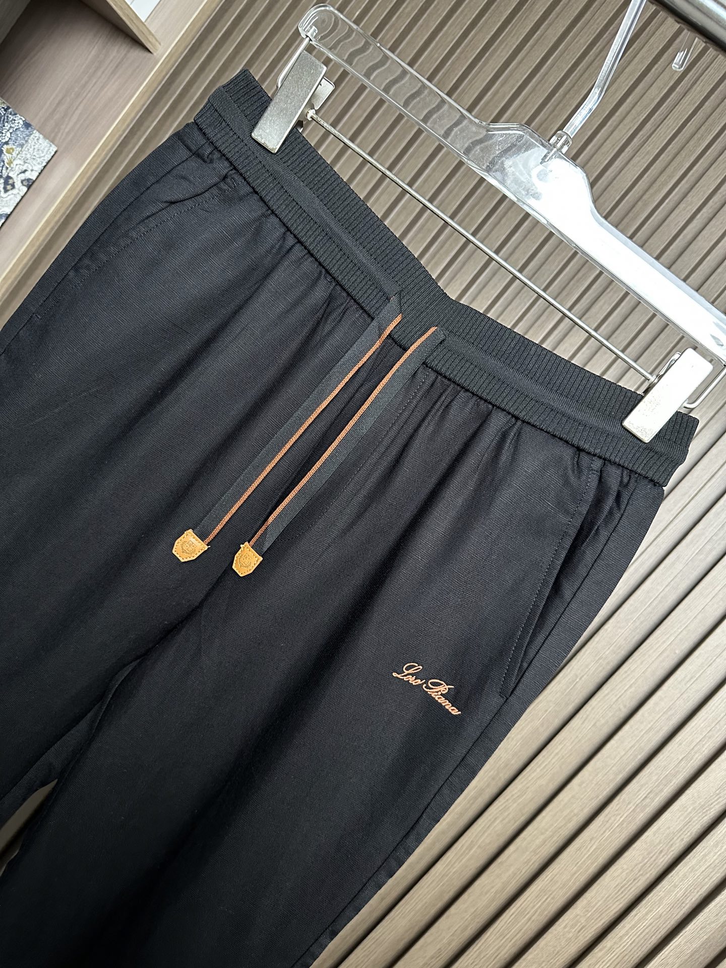 （黑色～）loro Piana诺悠翩雅26SS早春新品轻奢亚麻裤 把高级感穿在日常甄选高支面料，触感软糯