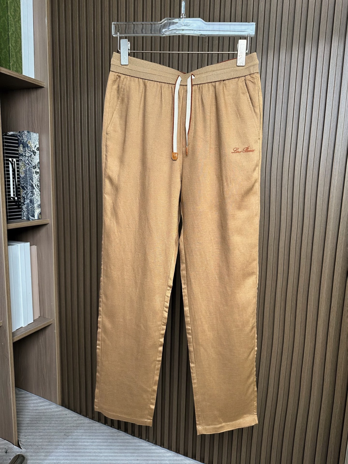 （棕色～）loro Piana诺悠翩雅26SS早春新品轻奢亚麻裤 把高级感穿在日常甄选高支面料，触感软糯