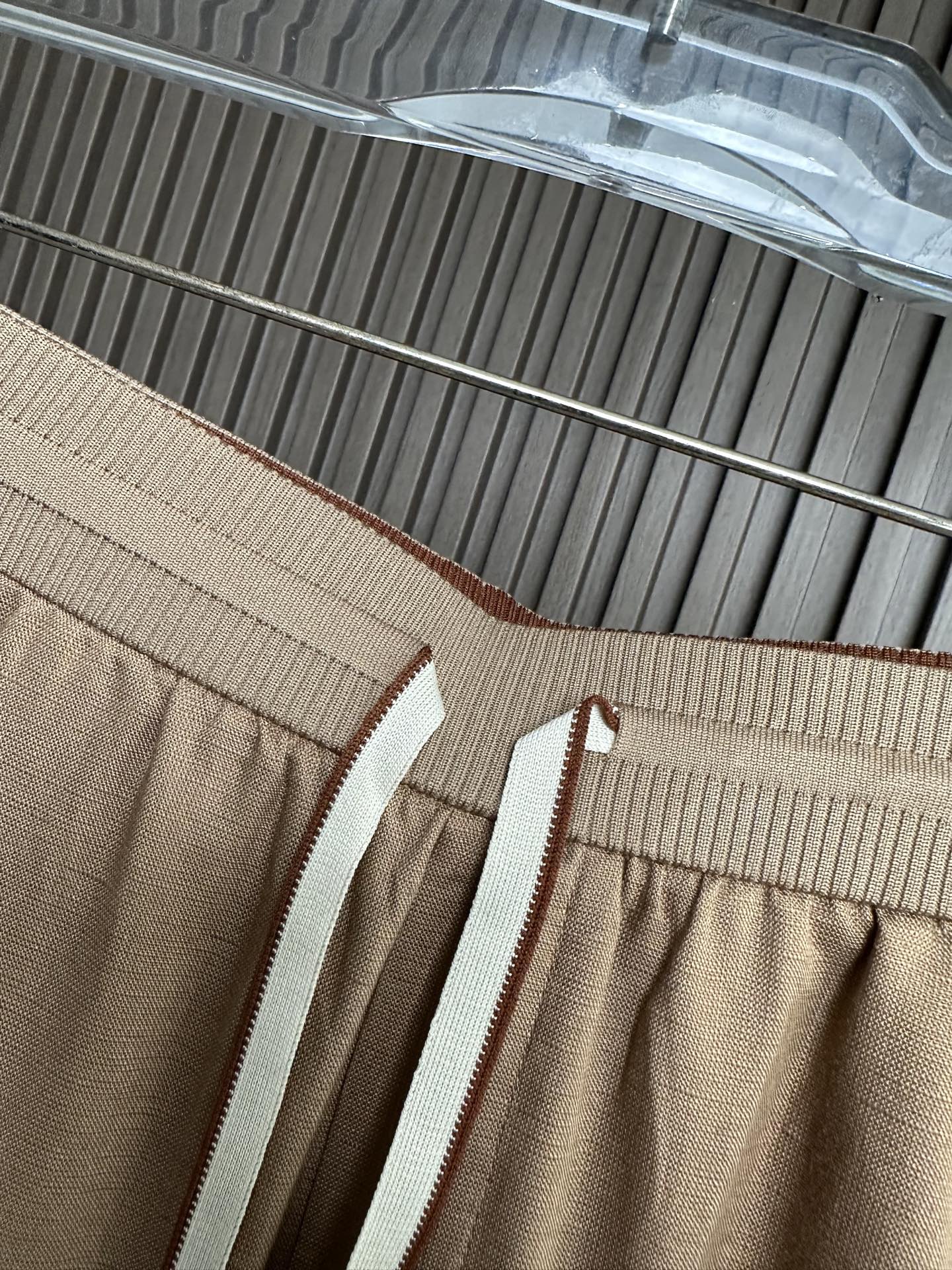 （棕色～）loro Piana诺悠翩雅26SS早春新品轻奢亚麻裤 把高级感穿在日常甄选高支面料，触感软糯