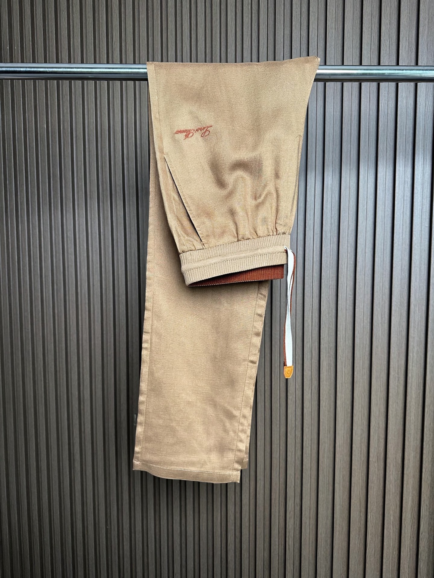 （棕色～）loro Piana诺悠翩雅26SS早春新品轻奢亚麻裤 把高级感穿在日常甄选高支面料，触感软糯