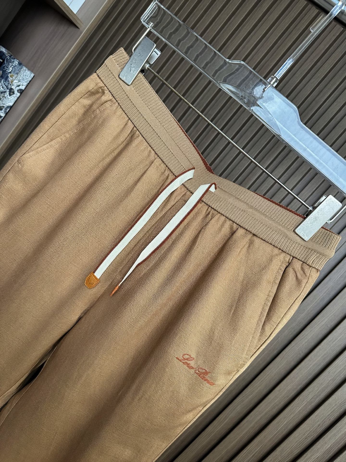 （棕色～）loro Piana诺悠翩雅26SS早春新品轻奢亚麻裤 把高级感穿在日常甄选高支面料，触感软糯