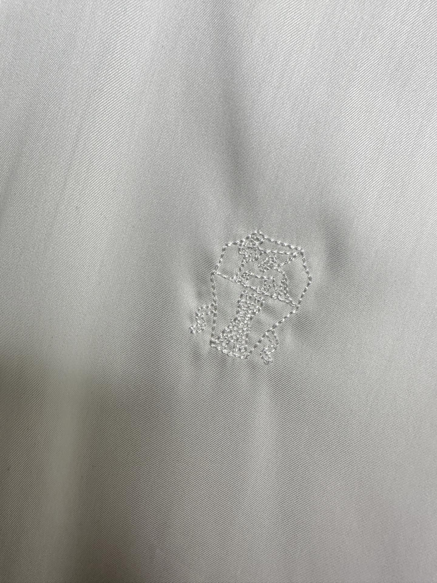 🔥🔥（白～）bc老钱风满满26SS春夏男士长袖衬衫设计上沿袭了他家现代极简主义基调，将意式的都市高贵格调