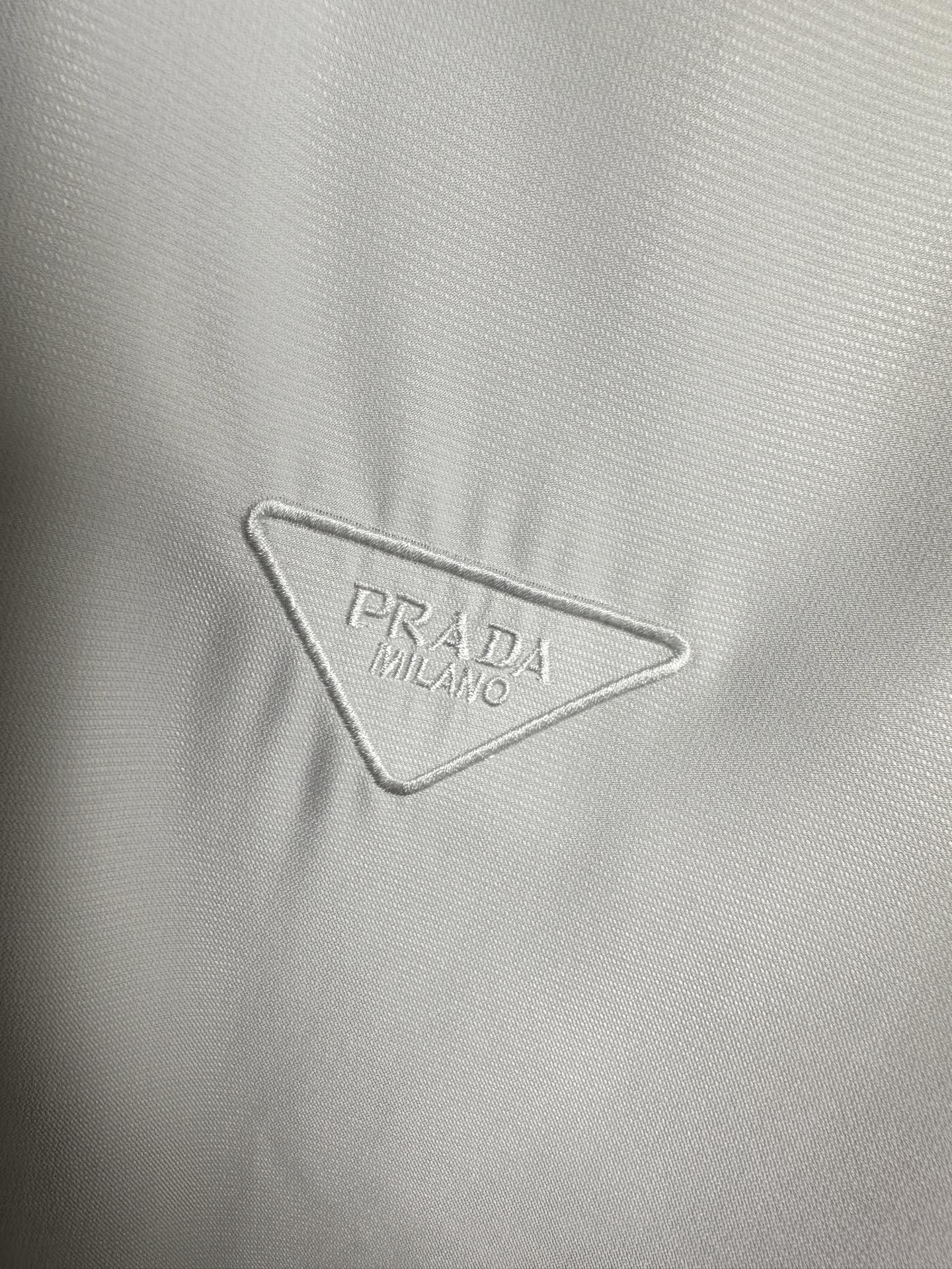 🔥🔥（白～）PRADA普拉达26SS春夏系列，微弹高级提花暗纹面料商务男士衬衣，织就商务新境界，触感与风