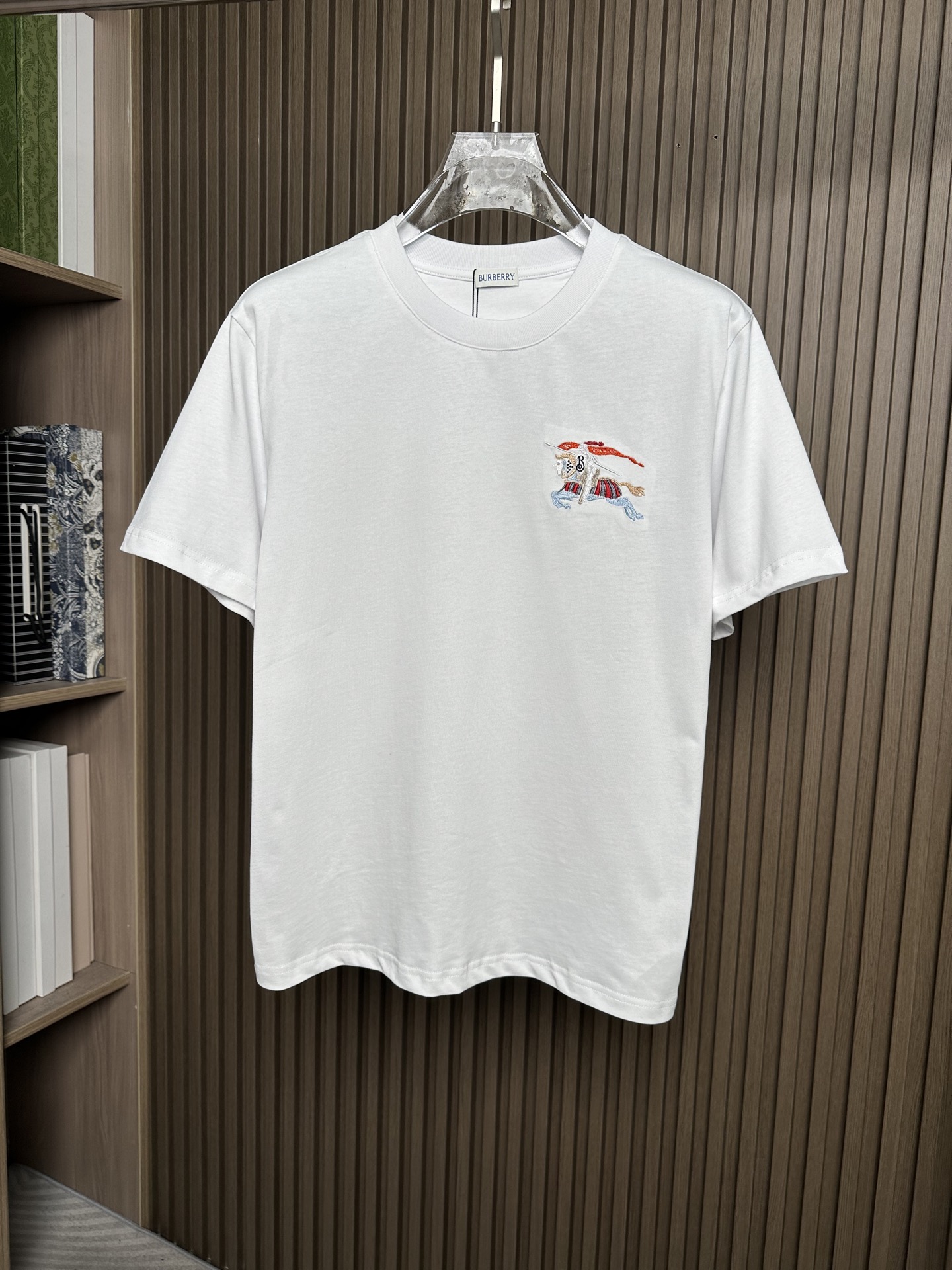 NO:836501,BU26SS new spring and summer new jersey cotton basic round neck short T-shirt, the same style for men and women with colorful war horse pattern embroidery casual pullover short-sleeved T-shirt!  On sale simultaneously on the official website!  On the fashion stage, there are always some items that can stand out with their unique design and excellent quality and become the focus of everyone's attention. B's colorful war horse T-shirt is one of them!  This short Tee is made of custom-made plain knitted cotton fabric. The delicate touch of the fabric is like caressing a baby's skin. It is soft and smooth without any roughness!  And the fabric has good breathability. In the hot summer, when you wear it, it feels like a breeze is surrounding you, which can quickly discharge the heat generated by the body, keeping you dry and comfortable at all times!  The colorful war horse pattern decoration on the chest and back is simply eye-catching. The pattern uses rich and bright colors. The collision of multiple colors creates a strong visual impact and is full of eye-catching!  The embroidery craftsmanship is even more exquisite. The craftsmen put their efforts into every stitch and thread, using superb embroidery skills to skillfully combine colored silk threads, so that the details of the war horse pattern are perfectly processed!  The loose fit design is not flattering on your figure, whether you are a slim fashionista or an ordinary person with a plump figure, you can easily control it!  Black/white, two colors included!  Sizes S-XXL S size shoulder width 46cm - bust 106cm - length 67cm M size shoulder width 47cm - bust cm - length 68cm L size shoulder width 48cm - bust 114cm - length 70cm  Height 174-140 pounds, try on size M which is suitable!  For boys weighing less than 135 pounds, choose size S, between 135 and 148 pounds, choose size M, between 148 and 160 pounds, choose size L, between 160 and 173 pounds, choose size XL, and between 173 and 186 pounds, choose size XXL!  All girls can choose size S!  ,,T-shirt,tees,t-shirt,19860909BU26SS春夏新款平纹针织棉布基础圆领短Tee,男女同款彩色战马图案刺绣休闲套头短袖T恤衫！同步官网发售！在时尚的舞台上,总有一些单品能凭借独特的设计与卓越的品质脱颖而出,成为众人瞩目的焦点,B家彩色战马T恤便是其中之一！ 该短Tee采用客供定制平纹针织棉布,面料细腻的触感如同在抚摸婴儿的肌肤,柔软顺滑,没有丝毫的粗糙感！而且面料具有良好的透气性,在炎炎夏日,当你穿上它,仿佛有一阵清风在身边环绕,能迅速将身体产生的热气排出,让你时刻保持干爽舒适！胸前和后幅彩色战马图案装饰简直让人眼前一亮,图案采用了丰富而鲜艳的色彩,多种色彩碰撞出强烈的视觉冲击力,充满了吸睛度！刺绣工艺更是精湛考究,每一针每一线都倾注了工匠们的心血,运用了高超的刺绣技巧,将彩色丝线巧妙地组合在一起,使得战马图案的细节之处都处理得十分完美！宽松版型设计不挑身材,无论你是身材苗条的时尚达人,还是体型较为丰满的普通人,都能轻松驾驭！黑色/白色,两色入！尺码S-XXL S码肩宽46cm-胸围106cm-衣长67cm M码肩宽47cm-胸围cm-衣长68cm L码肩宽48cm-胸围114cm-衣长70cm XL码肩宽49cm-胸围118cm-衣长72cm XXL码肩宽50cm-胸围122cm-衣长74cm 尺码推荐（标准版型） 身高174-140斤,试穿M码合适！ 男生体重135斤以内选择S码,135-148斤选择M码,148-160斤选择L码,160-173斤选择XL码,173-186斤选择XXL码！ 女生全部选择S码即可！,,T-shirt,tees，t-shirt,,Men's clothing