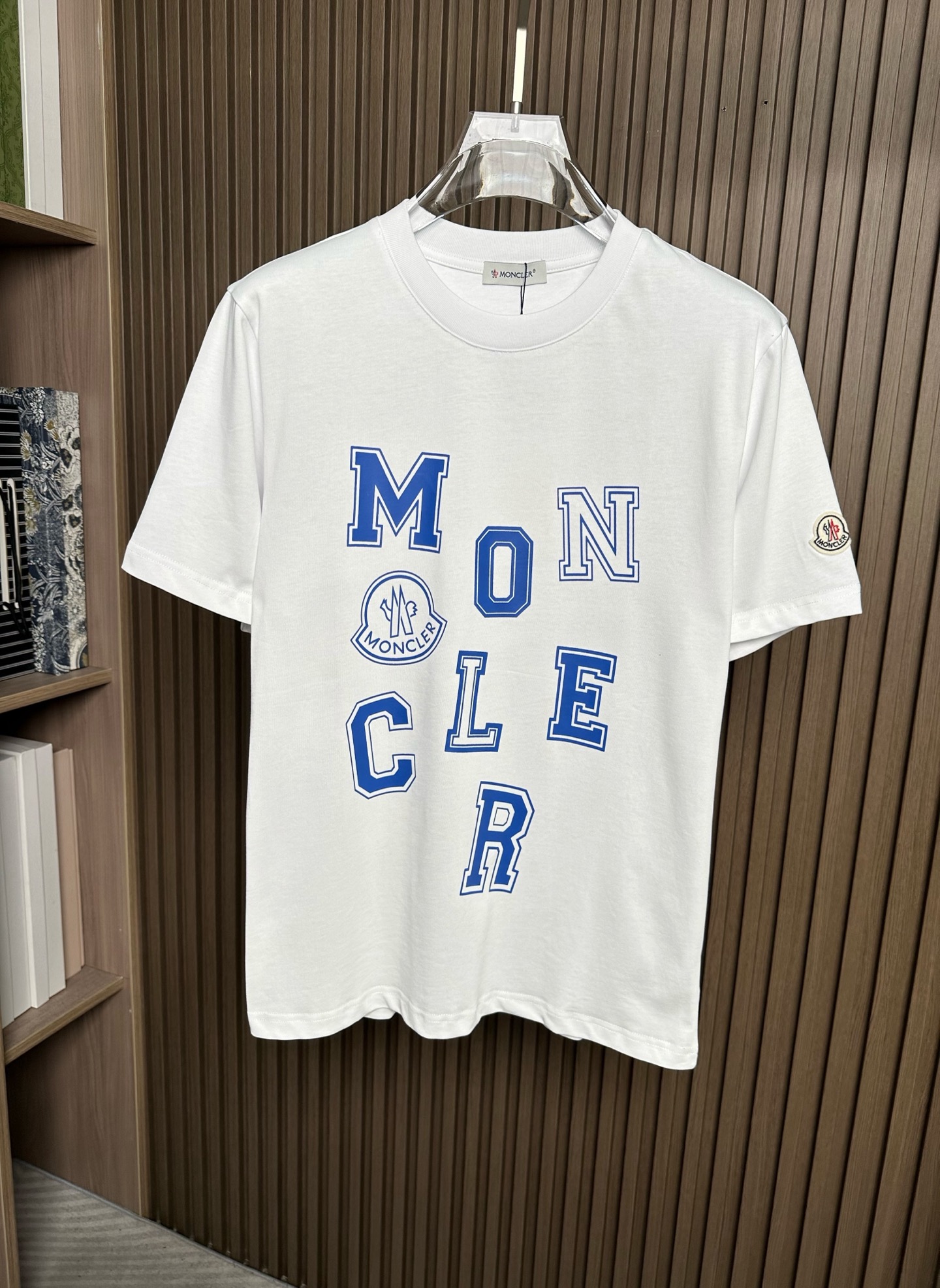 NO:836494,MOC26SS new spring and summer new jersey cotton basic round neck short T-shirt, same style for men and women with blue letter logo pattern printed casual short-sleeved T-shirt!  On sale simultaneously on the official website!  Farmon's new T-shirts have become the darling of the fashion industry with their unique graphic prints!  It is not only a piece of clothing, but also a symbol of life attitude, allowing you to always maintain your unique charm and confident style in the pursuit of fashion!  This T-shirt is made of custom-made jersey cotton. The fabric has excellent breathability. In the hot summer, when sweat quietly seeps out, it can quickly discharge the moisture from the body, keeping the skin dry and comfortable all the time, as if you are in the breeze in the mountains and forests, free and comfortable!  The scattered blue letter logo pattern print on the front is like the twinkling stars in the night sky, unique and charming!  These blue letters are not randomly arranged, but carefully conceived and cleverly laid out by the designer!  When you wear this T-shirt, these blue letters seem to be able to speak, showing your fashionable attitude and unique personality to the people around you, making you instantly the highlight of the crowd!  The loose fit design adds a sense of spontaneity and freedom to it. It does not pursue a tight-fitting feeling, but gives the body enough free space. Whether you are a slim fashionista or a person with a plump figure, you can easily control it!  Black/white/grey, three colors available!  Size S-XXL S size shoulder width 46cm - bust 106cm - length 67cm M size shoulder width 47cm - bust 110cm - length 68cm L size shoulder width 48cm - bust 114cm - length 70cm XL size shoulder width 49cm - bust 118cm - length 72cm XXL size shoulder width 50cm - bust 122cm - length 74cm  Recommended size (standard version) If you are 174-140 pounds tall, try on size M, which is suitable!  For boys weighing less than 135 pounds, choose size S, between 135 and 148 pounds, choose size M, between 148 and 160 pounds, choose size L, between 160 and 173 pounds, choose size XL, and between 173 and 186 pounds, choose size XXL!  All girls can choose size S!  ,,T-shirt,tees,t-shirt,19860909MOC26SS春夏新款平纹针织棉布基础圆领短T,男女同款蓝色字母徽标图案印花休闲短袖T恤衫！同步官网发售！法蒙家新款T恤以其个性的图案印花,成为了时尚界的宠儿！它不仅仅是一件衣服,更是一种生活态度的象征,让你在追求时尚的道路上,始终保持独特的魅力和自信的风采！ 这款T恤采用客供定制平纹针织棉布,面料具有极佳的透气性,在炎炎夏日,当汗水悄然渗出,它能迅速将湿气排出体外,让肌肤始终保持干爽舒适,仿佛置身于山林间的微风中,自在又惬意！前幅散落的蓝色字母徽标图案印花,宛如夜空中闪烁的繁星,独特而迷人！这些蓝色字母并非随意排列,而是经过设计师的精心构思和巧妙布局！当你穿上这件T恤,这些蓝色字母就像会说话一样,向周围的人展示着你的时髦态度和独特个性,让你瞬间成为人群中的亮点！宽松版型设计为它增添了一份随性与洒脱,它不追求紧身的束缚感,而是给予身体足够的自由空间,无论你是身材苗条的时尚达人,还是体型较为丰满的个性人士,都能轻松驾驭！黑色/白色/灰色,三色入！尺码S-XXL S码肩宽46cm-胸围106cm-衣长67cm M码肩宽47cm-胸围110cm-衣长68cm L码肩宽48cm-胸围114cm-衣长70cm XL码肩宽49cm-胸围118cm-衣长72cm XXL码肩宽50cm-胸围122cm-衣长74cm 尺码推荐（标准版型） 身高174-140斤,试穿M码合适！ 男生体重135斤以内选择S码,135-148斤选择M码,148-160斤选择L码,160-173斤选择XL码,173-186斤选择XXL码！ 女生全部选择S码即可！,,T-shirt,tees，t-shirt,,Men's clothing