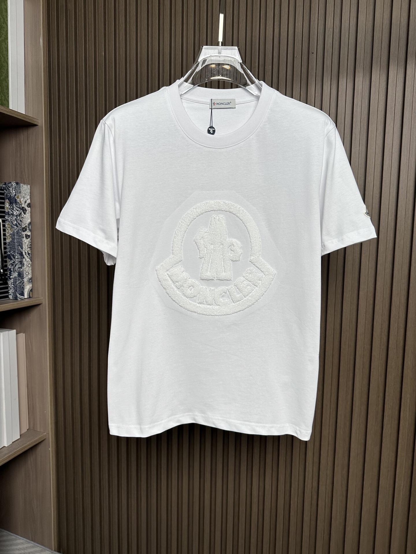 NO:836497,MOC26SS new spring and summer new jersey cotton basic round neck short T-shirt, same style for men and women with three-dimensional towel embroidered logo pattern casual short-sleeved T-shirt!  On sale simultaneously on the official website!  In today's fashion era that pursues individuality and quality, a unique T-shirt can undoubtedly become the highlight of people's wardrobe!  The towel embroidered logo T-shirt we are going to introduce today is a model of the perfect fusion of fashion and quality!  This T-shirt is made of custom-made plain knitted cotton. It has a soft texture. When you touch it gently, the delicate touch seems to dance on your fingertips, making you unable to put it down!  Its breathability is also very good. When you wear it in the hot summer, the heat generated by your body can be quickly dissipated, without making people feel stuffy or uncomfortable, and you can always stay dry and comfortable!  The eye-catching logo pattern on the front is definitely the finishing touch of the entire garment. It is carefully crafted using the three-dimensional towel embroidery process. The three-dimensional towel embroidery process is a very artistic and textured embroidery method. It uses special stitches and threads to give the logo a soft and three-dimensional effect like a towel!  It combines the brand's cultural elements and fashion concepts. It not only has simple and elegant lines, but also contains profound meanings, which can be remembered at a glance!  Fitted design, neither too loose and bloated, nor too tight to make you feel restrictive!  This form-fitting style can fit the body curves well and show off the wearer's figure advantages!  Black/white/blue, three colors included!  Sizes S-XXL S size shoulder width 45cm - bust 106cm - length 66cm M size shoulder width 46cm - bust 110cm - length 67cm L size shoulder width 47cm - bust 114cm - length 68cm XL size shoulder width 48cm - bust 118cm - length 70cm XXL size shoulder width 50cm - bust 122cm - length 72cm  Recommended size (standard version) If you are 174-140 pounds tall, try on size M, which is suitable!  For boys weighing less than 135 pounds, choose size S, between 135 and 148 pounds, choose size M, between 148 and 160 pounds, choose size L, between 160 and 173 pounds, choose size XL, and between 173 and 186 pounds, choose size XXL!  All girls can choose size S!  ,,T-shirt,tees,t-shirt,19860909MOC26SS春夏新款平纹针织棉布基础圆领短T,男女同款立体毛巾绣徽标图案休闲短袖T恤衫！同步官网发售！在当今这个追求个性与品质的时尚时代,一件独具特色的T恤无疑能成为人们衣橱中的亮点！而今天要介绍的这款毛巾绣徽标T恤,便是时尚与品质完美融合的典范之作！ 这款T恤采用客供定制平纹针织棉布,它质地柔软,当轻轻触摸时,那细腻的触感仿佛在指尖上跳舞,让人爱不释手！其透气性也十分出色,在炎炎夏日穿上它,身体产生的热气能够迅速散发出去,不会让人感到闷热和不适,时刻保持干爽舒适！前幅醒目的徽标图案绝对是整件衣服的点睛之笔,采用立体毛巾绣工艺精心打造,立体毛巾绣工艺是一种极具艺术感和质感的刺绣方式,它通过特殊的针法和线材,让徽标呈现出如同毛巾般柔软且立体的效果！它融合了品牌的文化元素和时尚理念,既有着简洁大气的线条,又蕴含着深刻的寓意,让人一眼就能记住！合身版型设计,既不会过于宽松显得臃肿,也不会过于紧身让人感到束缚！这种合身的版型能够很好地贴合身体曲线,展现出穿着者的身材优势！黑色/白色/蓝色,三色入！尺码S-XXL S码肩宽45cm-胸围106cm-衣长66cm M码肩宽46cm-胸围110cm-衣长67cm L码肩宽47cm-胸围114cm-衣长68cm XL码肩宽48cm-胸围118cm-衣长70cm XXL码肩宽50cm-胸围122cm-衣长72cm 尺码推荐（标准版型） 身高174-140斤,试穿M码合适！ 男生体重135斤以内选择S码,135-148斤选择M码,148-160斤选择L码,160-173斤选择XL码,173-186斤选择XXL码！ 女生全部选择S码即可！,,T-shirt,tees，t-shirt,,Men's clothing