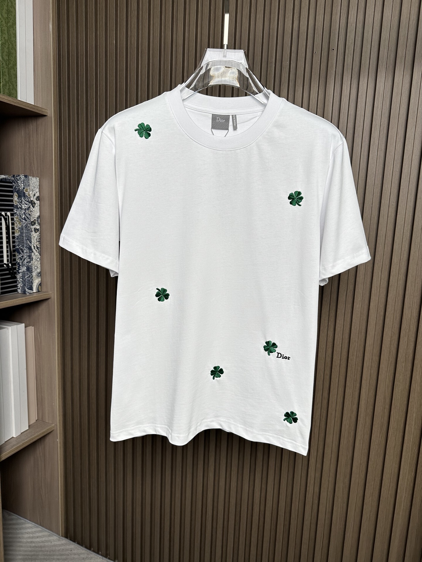 NO:836492,-CD26SS spring and summer new style plain knitted cotton basic round neck short Te, same style casual short-sleeved T-shirt for men and women with full green four-leaf clover pattern embroidery!  It is sold simultaneously on the official website. On the fashion stage, new trend elements appear every season, and this four-leaf clover embroidered T-shirt from D is undoubtedly the most dazzling star in early spring. With its unique design and excellent quality, it attracts the attention of countless fashion lovers!  This T-shirt is made of custom-made plain knitted cotton fabric. The fabric adopts advanced plain knitting technology, which makes the texture of the cloth fine and even, without any rough feeling!  When you gently touch this T-shirt, it feels like you are touching clouds. The skin-friendly and comfortable feeling spreads throughout your body instantly. It can give you the gentlest care, allowing you to forget all your worries and enjoy your comfortable time!  The green four-leaf clover pattern embroidery on the T-shirt is the soul of this dress!  The whole body is embellished with exquisite green four-leaf clover pattern embroidery, and each leaf is lifelike, as if it is an elf given by nature, with the breath of spring and vitality!  The embroidery craftsmanship is even more exquisite, the stitching is delicate and even, the lines are smooth and natural, and the shape of the four-leaf clover is perfectly presented!  Under the sunlight, the green silk threads shine softly, as if telling the story of spring!  When you put on this T-shirt, you feel like you are wearing the whole spring on your body, giving you a spring fashion effect!  Fitted and cut, it can well show the wearer's figure advantages. Whether it is a slim figure or a plump figure, it will look more charming against the backdrop of this T-shirt!  Black/white, two colors included!  Sizes S-XXL S size shoulder width 45cm - bust 106cm - length 66cm M size shoulder width 46cm - bust cm - length 67cm L size shoulder width 47cm - bust 114cm - length 68cm  Height 174-140 pounds, try on size M which is suitable!  For boys weighing less than 135 pounds, choose size S, between 135 and 148 pounds, choose size M, between 148 and 160 pounds, choose size L, between 160 and 173 pounds, choose size XL, and between 173 and 186 pounds, choose size XXL!  All girls can choose size S!  ,,dior,T-shirt,tees,t-shirt,19860909-CD26SS春夏新款平纹针织棉布基础圆领短Te,男女同款满幅绿色四叶草图案刺绣休闲短袖T恤衫！同步官网发售,在时尚的舞台上,每一季都有新的潮流元素闪亮登场,而D家这款四叶草刺绣T恤,无疑是早春时节最耀眼的那颗明星,以其独特的设计和卓越的品质,吸引着无数时尚爱好者的目光！ 这款T恤采用客供定制平纹针织棉布,面料采用了先进的平纹针织技术,使得布面纹理细腻、均匀,没有丝毫的粗糙感！当你轻轻触摸这件T恤时,仿佛是在触摸云朵一般,那种亲肤舒适的感觉瞬间传遍全身,它都能给予你最温柔的呵护,让你忘却一切烦恼,尽情享受舒适时光！而T恤上的绿色四叶草图案刺绣,更是这件衣服的灵魂所在！通体点缀着精致的绿色四叶草图案刺绣,每一片叶子都栩栩如生,仿佛是大自然赋予的精灵,带着春天的气息和生机！刺绣的工艺更是精湛绝伦,针法细腻而均匀,线条流畅而自然,将四叶草的形态完美地呈现出来！在阳光的照耀下,绿色的丝线闪烁着柔和的光芒,仿佛在诉说着春天的故事！当你穿上这件T恤,就仿佛将整个春天穿在了身上,演绎出春季盎然的时尚效果！合身版型裁剪,它能够很好地展现出穿着者的身材优势,无论是苗条的身材还是丰满的身材,都能在这件T恤的衬托下显得更加迷人！黑色/白色,两色入！尺码S-XXL S码肩宽45cm-胸围106cm-衣长66cm M码肩宽46cm-胸围cm-衣长67cm L码肩宽47cm-胸围114cm-衣长68cm XL码肩宽48cm-胸围118cm-衣长70cm XXL码肩宽50cm-胸围122cm-衣长72cm 尺码推荐（标准版型） 身高174-140斤,试穿M码合适！ 男生体重135斤以内选择S码,135-148斤选择M码,148-160斤选择L码,160-173斤选择XL码,173-186斤选择XXL码！ 女生全部选择S码即可！,,dior,T-shirt,tees，t-shirt,,Men's clothing