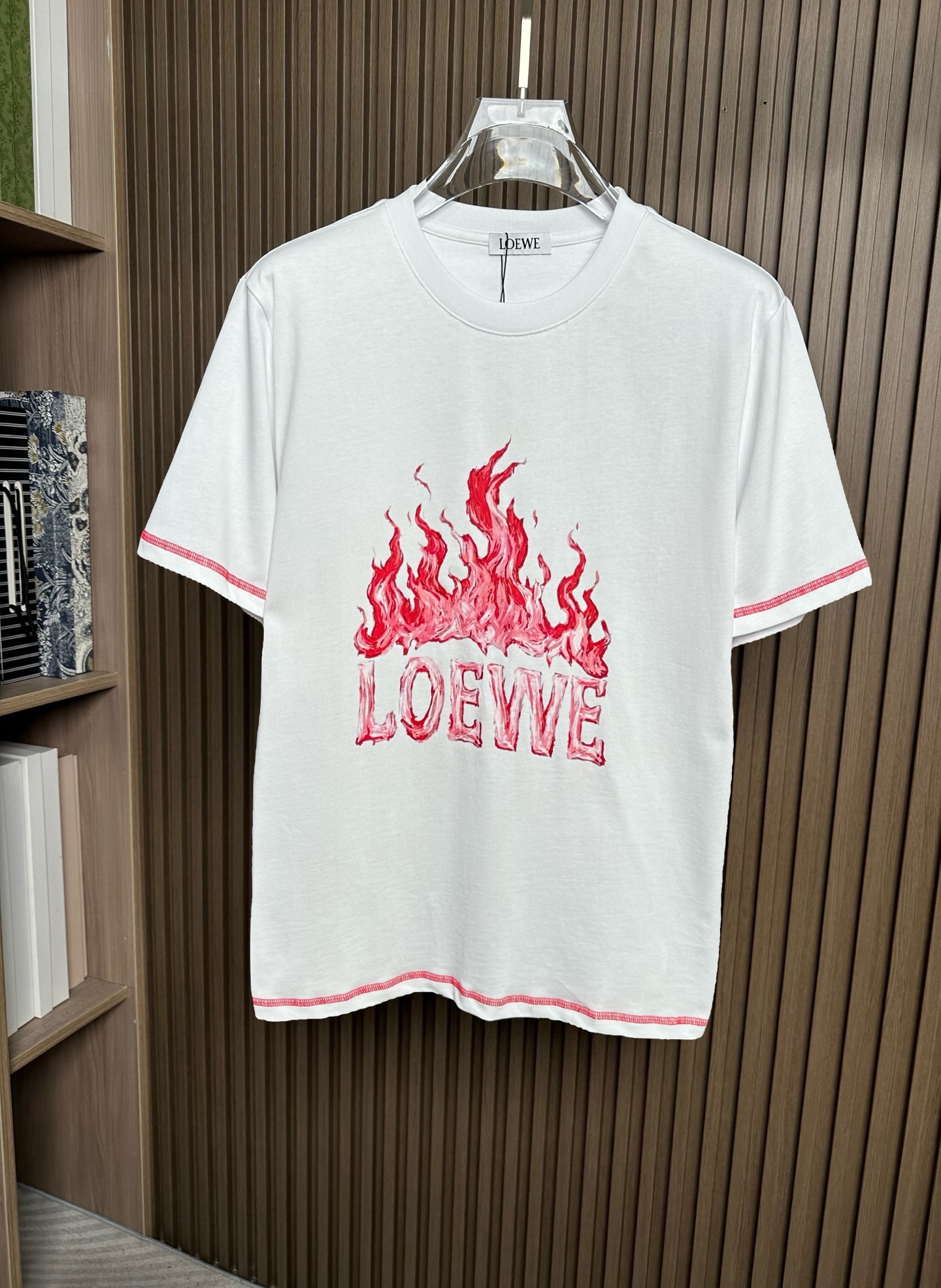 NO:836480,Low Luo Yiwei 2026ss new spring and summer new debut counter latest short-sleeved round neck T-shirt high-end custom design avant-garde fashion!  The brand logo is designed with heavy craftsmanship. High-end customized pure cotton fabric. Soft to the touch. Comfortable to wear. Exquisite stitching at the counter level. Fine workmanship. The upper body effect is incomparably handsome!  A must-have item for a stylish man!  Color Black White Size S-2XL,,loewe,T-shirt,tees,t-shirt,19860909Low罗意威2026ss 春夏新款首发专柜最新款短袖圆领T恤 高端订制 设计前卫时尚！品牌logo重工艺设计 高端定制纯棉面料.手感柔软.穿着舒适.专柜级别精致车线.做工精细.上身效果无敌帅气！型男必备单品！ 颜色黑色 白色 码数S-2XL,,loewe,T-shirt,tees，t-shirt,,Men's clothing