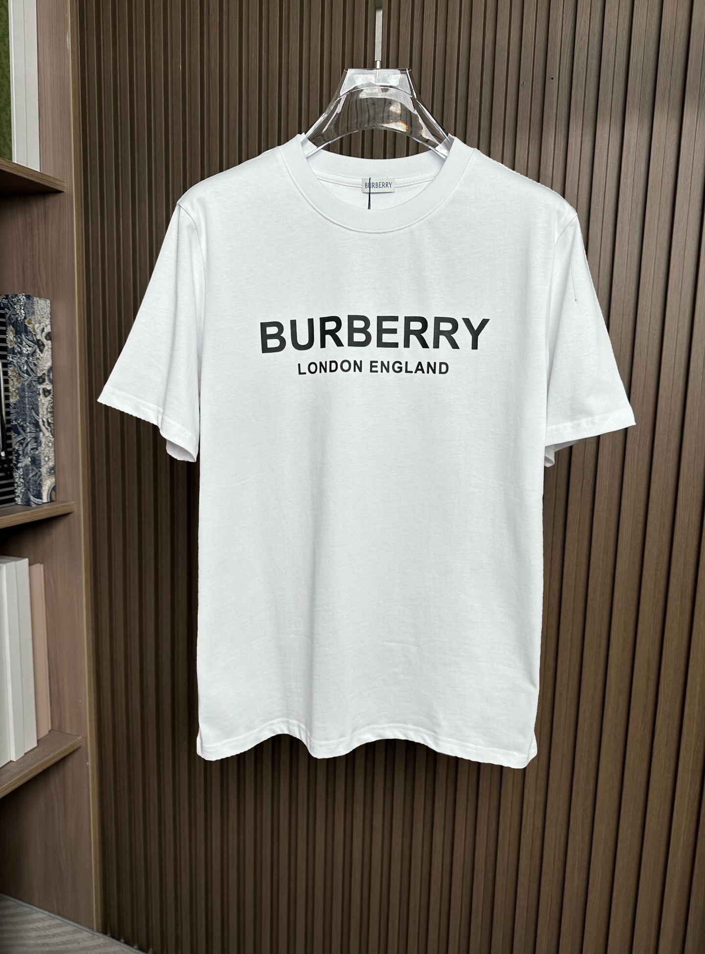 NO:836484,BURBE round neck short-sleeved T-shirt, brand classic, three-dimensional double-layer offset printing letter LOGO embossed process, official synchronization, high version, high quality, fashionable personality, versatile trend, pure original quality, original fabric, hangtag, collar label, washed wheat, complete three labels, color: black, white, gray, size S-2XL, burberry, T-shirt, tees, t-shirt,19860909BURBE圆领短袖T恤 品牌经典 立体双层胶印字母LOGO压花工艺 官方同步 高版本 高品质 时尚个性 百搭潮流 纯原品质 原版面料 吊牌 领标 水洗麦 三标齐全 颜色: 黑色.白色.灰色 尺码S-2XL,,burberry,T-shirt,tees，t-shirt,,Men's clothing
