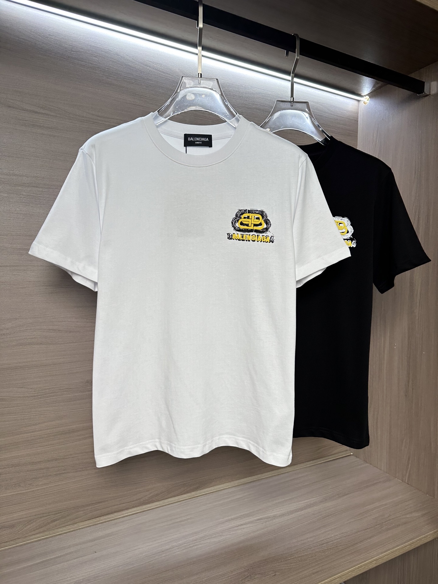 NO:836488,BA26SS spring and summer new style plain knitted cotton basic round neck short T-shirt, same style for men and women, three-dimensional foam yellow BB logo printed casual short-sleeved T-shirt!  On sale simultaneously on the official website!  BA's new early spring T-shirt has become a shining star in the fashion world. It is not only a simple piece of clothing, but also an expression of fashion attitude and a display of personality charm!  If you also want to stand out on the road of fashion, then this T-shirt is definitely worth owning!  This T-shirt is made of custom-made plain knitted cotton. When you touch it gently, you can feel the delicate texture, as gentle as caressing the clouds!  And it also has good breathability and hygroscopicity. In the hot summer, it can quickly absorb and discharge the sweat produced by the body, keeping you dry and comfortable at all times, and enjoying the vitality and passion of summer!  The most eye-catching part of this T-shirt is undoubtedly the eye-catching yellow BB logo on the front and rear panels. The designers were very original when designing this logo. They cleverly used the contrast and matching of colors to make the yellow color appear particularly dazzling on the background of the T-shirt, like the brightest star in the night sky, which instantly attracts people's attention!  The three-dimensional foam printing process adds a unique charm to this logo. It makes the logo no longer flat and monotonous, but has a three-dimensional and layered feel!  The fitted design is neither too loose and bloated, nor too tight to make you feel restrictive!  Based on ergonomic principles, designers have carefully cut and designed each part of the T-shirt so that it can perfectly fit the curves of the body and show off the wearer's graceful figure!  Black/white, two colors included!  Size S-XXL S size shoulder width 46cm - bust 106cm - length 67cm M size shoulder width 47cm - bust 110cm - length 68cm L size shoulder width 48cm - bust 114cm - length 70cm XL size shoulder width 49cm - bust 118cm - length 72cm XXL size shoulder width 50cm - bust 122cm - length 74cm  Recommended size (standard version) If you are 174-140 pounds tall, try on size M, which is suitable!  For boys weighing less than 135 pounds, choose size S, between 135 and 148 pounds, choose size M, between 148 and 160 pounds, choose size L, between 160 and 173 pounds, choose size XL, and between 173 and 186 pounds, choose size XXL!  All girls can choose size S!  ,,T-shirt,tees,t-shirt,19860909BA26SS春夏新款平纹针织棉布基础圆领短T,男女同款立体发泡黄色BB标识印花休闲短袖T恤衫！同步官网发售！BA早春新款T恤单品成为了时尚界的一颗璀璨明星,它不仅是一件简单的服装,更是一种时尚态度的表达,一种个性魅力的展现！如果你也想在时尚的道路上脱颖而出,那么这款T恤绝对值得你拥有！ 这款T恤选用客供定制平纹针织棉布,当你轻轻触摸它时,能感受到那细腻的纹理,仿佛在抚摸云朵一般轻柔！而且它还具有良好的透气性和吸湿性,在炎炎夏日,它能迅速将身体产生的汗液吸收并排出体外,让你时刻保持干爽舒适,尽情享受夏日的活力与激情！这款T恤最引人注目的地方当属它前后幅那醒目的黄色BB标识,设计师们在设计这个标识时,可谓是独具匠心,他们巧妙地运用了色彩的对比与搭配,让黄色在T恤的底色上显得格外耀眼夺目,仿佛夜空中最亮的星星,瞬间就能吸引住人们的目光！立体发泡印花工艺更是为这个标识增添了独特的魅力,它使得标识不再是平面的、单调的,而是具有了立体感和层次感！合身版型设计既不会过于宽松显得臃肿,也不会过于紧身让人感到拘束！设计师们根据人体工程学原理,对T恤的各个部位进行了精心裁剪和设计,使得它能够完美地贴合身体的曲线,展现出穿着者优美的身材线条！黑色/白色,两色入！尺码S-XXL S码肩宽46cm-胸围106cm-衣长67cm M码肩宽47cm-胸围110cm-衣长68cm L码肩宽48cm-胸围114cm-衣长70cm XL码肩宽49cm-胸围118cm-衣长72cm XXL码肩宽50cm-胸围122cm-衣长74cm 尺码推荐（标准版型） 身高174-140斤,试穿M码合适！ 男生体重135斤以内选择S码,135-148斤选择M码,148-160斤选择L码,160-173斤选择XL码,173-186斤选择XXL码！ 女生全部选择S码即可！,,T-shirt,tees，t-shirt,,Men's clothing