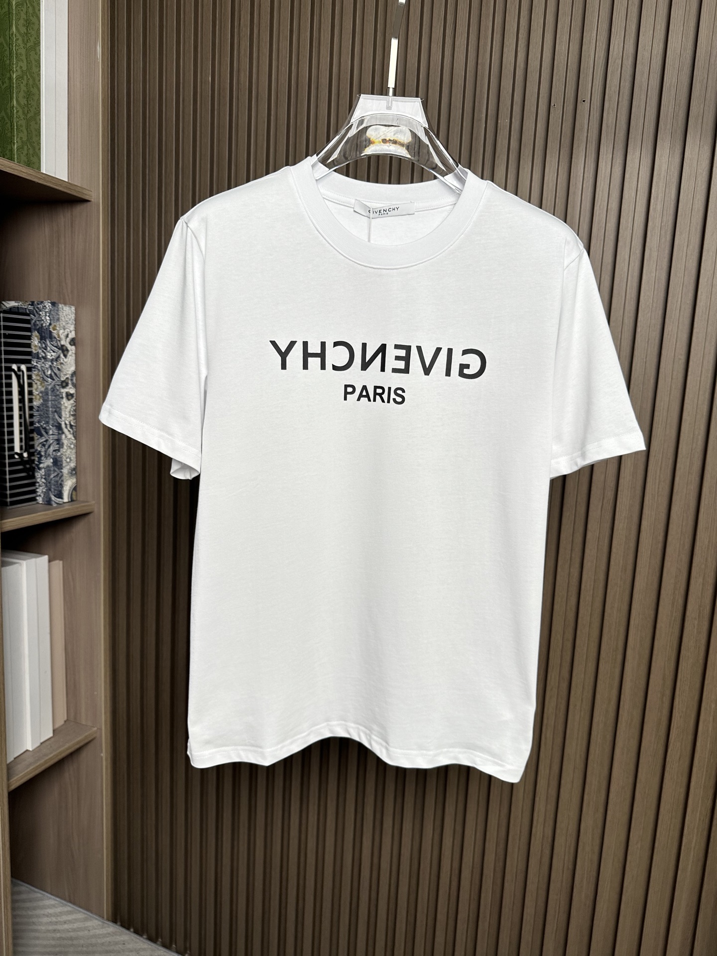 NO:836491,GVC Givenchy round neck short-sleeved T-shirt. Brand classic. Three-dimensional double-layer offset printing letter LOGO embossed process. Official synchronization. High version. High quality. Fashionable personality. Versatile trend. Pure original quality. Original fabric. Hang tag. Collar label. Washed wheat. Complete three labels. Color: Black. White. Size S-2XL, givenchy, T-shirt, tees, t-shirt,19860909GVC纪梵希圆领短袖T恤 品牌经典 立体双层胶印字母LOGO压花工艺 官方同步 高版本 高品质 时尚个性 百搭潮流 纯原品质 原版面料 吊牌 领标 水洗麦 三标齐全 颜色: 黑色.白色 尺码S-2XL,,givenchy,T-shirt,tees，t-shirt,,Men's clothing