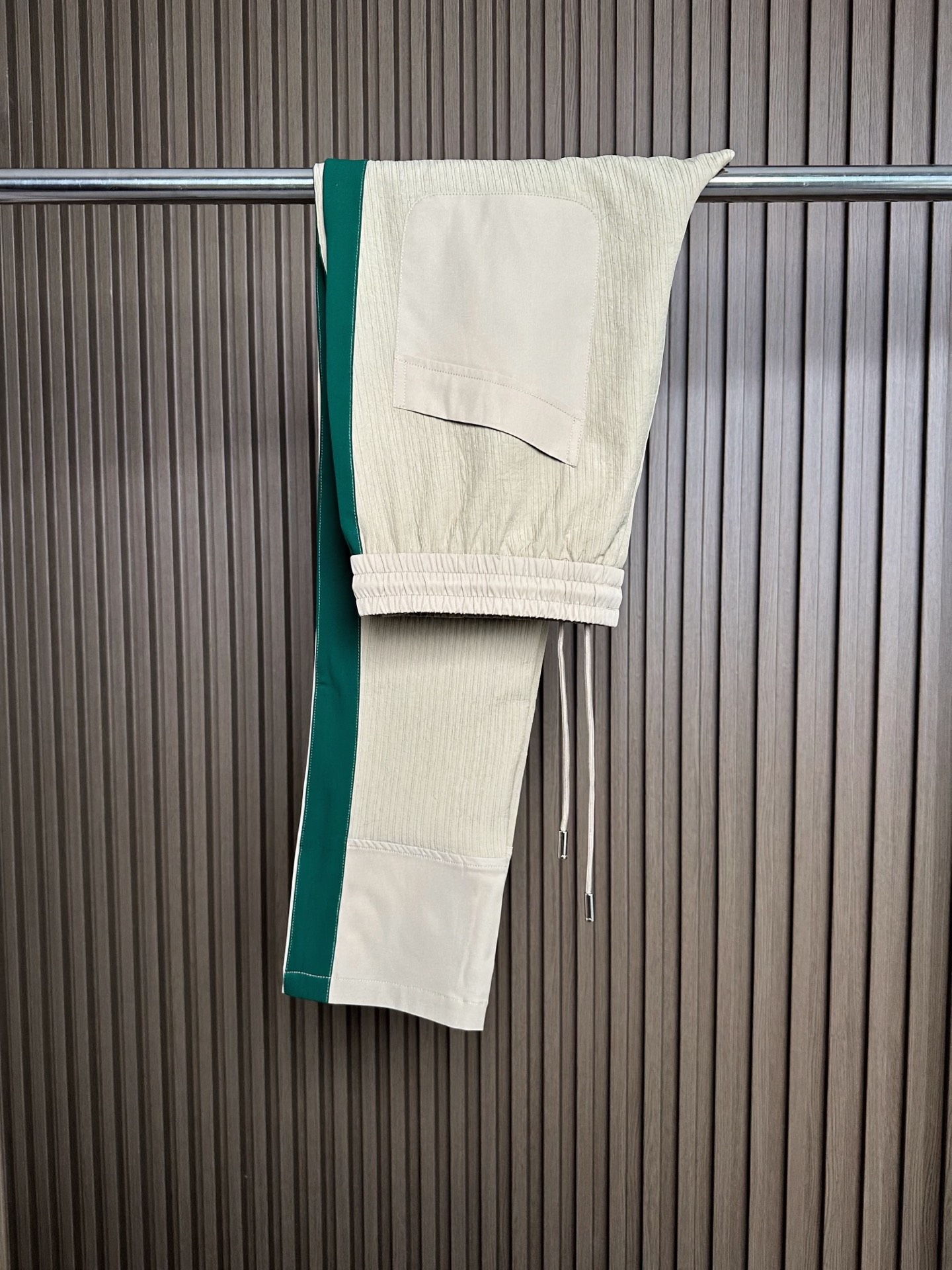 NO:836513,PRA26SS new spring and summer three-dimensional vertical striped texture drawstring casual pants, men's straight casual pants with contrasting color splicing three-dimensional offset printed logo on both sides!  On sale simultaneously on the official website!  On the fashion stage, there are always some items that can stand out with their unique design and excellent quality, and P’s new trousers are one of them!  It is like a carefully carved work of art, perfectly intertwining fashion and luxury, bringing the wearer an unparalleled experience!  This trousers is made of custom-made three-dimensional vertical striped textured technical fabric, which is delicate and smooth to the touch and has excellent breathability. Whether in hot summer or after exercise, the heat and moisture generated by the body can be quickly discharged, keeping the skin dry and comfortable at all times!  The two sides are designed with contrasting fabric splicing. This clever design is like the finishing touch, adding a strong visual impact to the entire pair of pants!  The three-dimensional offset printed letter logo embellishment on the trouser legs brings the sense of fashion and luxury to a new level!  They are not only a decoration, but also a status symbol, representing the wearer's unique taste and pursuit of fashion!  Drawstring elastic waist design, whether you are slim or a little chubby, you can adjust the drawstring to find the tightness that suits you best!  The straight cut can well modify the leg lines and make the legs look straighter and slender!  Whether you pair it with a pair of simple sneakers or a pair of fashionable leather shoes, you can easily create different styles!  Black/khaki, two colors included!  Size M-3XL M size waist 80/84cm - hip 98cm - front 27cm - thigh 58cm - trouser length 100cm - trouser leg 35cm L size waist 84/88cm - hip 101cm - front 28cm - thigh 59cm - trouser length 101cm - trouser leg 36cm  XL size waist 88/92cm - hip 104cm - front 29cm - thigh 60cm - trouser length 102cm - trouser leg 37cm XXL size waist 92/96cm - hip 107cm - front 30cm - thigh 62cm - trouser length 103cm - trouser leg 38cm  3XL size waist 96/100cm - hip 110cm - front 30cm - thigh 64cm - trouser length 103cm - trouser leg 38cm Recommended size (standard version) Height 174-140 catties, try on L size!  For boys weighing less than 135 catties, choose M size, between 135-148 catties, choose L size, between 148-162 catties, choose XL size, between 162-176 catties, choose XXL size, and between 176-190 catties, choose 3XL size!  ,,prada,sneakers,19860909PRA26SS春夏新款立体竖条纹肌理抽绳休闲裤,男士两侧撞色拼接立体胶印徽标直筒休闲长裤！同步官网发售！在时尚的舞台上,总有一些单品能凭借独特的设计与卓越的品质脱颖而出,P新款裤装便是其中之一！它宛如一件精心雕琢的艺术品,将时尚感与奢华感完美地交织在一起,为穿着者带来无与伦比的体验！ 这款裤装采用客供定制立体竖条纹肌理科技面料,触感细腻而顺滑,具有出色的透气性,无论是在炎炎夏日,还是在运动过后,身体产生的热气和湿气都能迅速排出,始终保持肌肤的干爽与舒适！两侧采用了对比色面料拼接设计,这一巧妙的设计犹如画龙点睛之笔,为整条裤子增添了强烈的视觉冲击力！而裤脚处的立体胶印字母徽标点缀,更是将时尚感与奢华感推向了新的高度！它们不仅是一种装饰,更是一种身份的象征,代表着穿着者对时尚的独特品味和追求！抽绳松紧裤腰设计,无论你是身材苗条还是有些微胖,都能通过调节抽绳来找到最适合自己的松紧度！直筒版型裁剪,能够很好地修饰腿部线条,让双腿看起来更加笔直修长！无论你是搭配一双简约的运动鞋,还是一双时尚的皮鞋,都能轻松打造出不同的风格！黑色/卡其,两色入！尺码M-3XL M码腰围80/84cm-臀围98cm-前档27cm-大腿围58cm-裤长100cm-裤脚35cm  L码腰围84/88cm-臀围101cm-前档28cm-大腿围59cm-裤长101cm-裤脚36cm  XL码腰围88/92cm-臀围104cm-前档29cm-大腿围60cm-裤长102cm-裤脚37cm  XXL码腰围92/96cm-臀围107cm-前档30cm-大腿围62cm-裤长103cm-裤脚38cm  3XL码腰围96/100cm-臀围110cm-前档30cm-大腿围64cm-裤长103cm-裤脚38cm  尺码推荐（标准版型） 身高174-140斤,试穿L码合适！ 男生体重135斤以内选择M码,135-148斤选择L码,148-162斤选择XL码,162-176斤选择XXL码,176-190斤选择3XL码！,,prada,sneakers,,Men's clothing