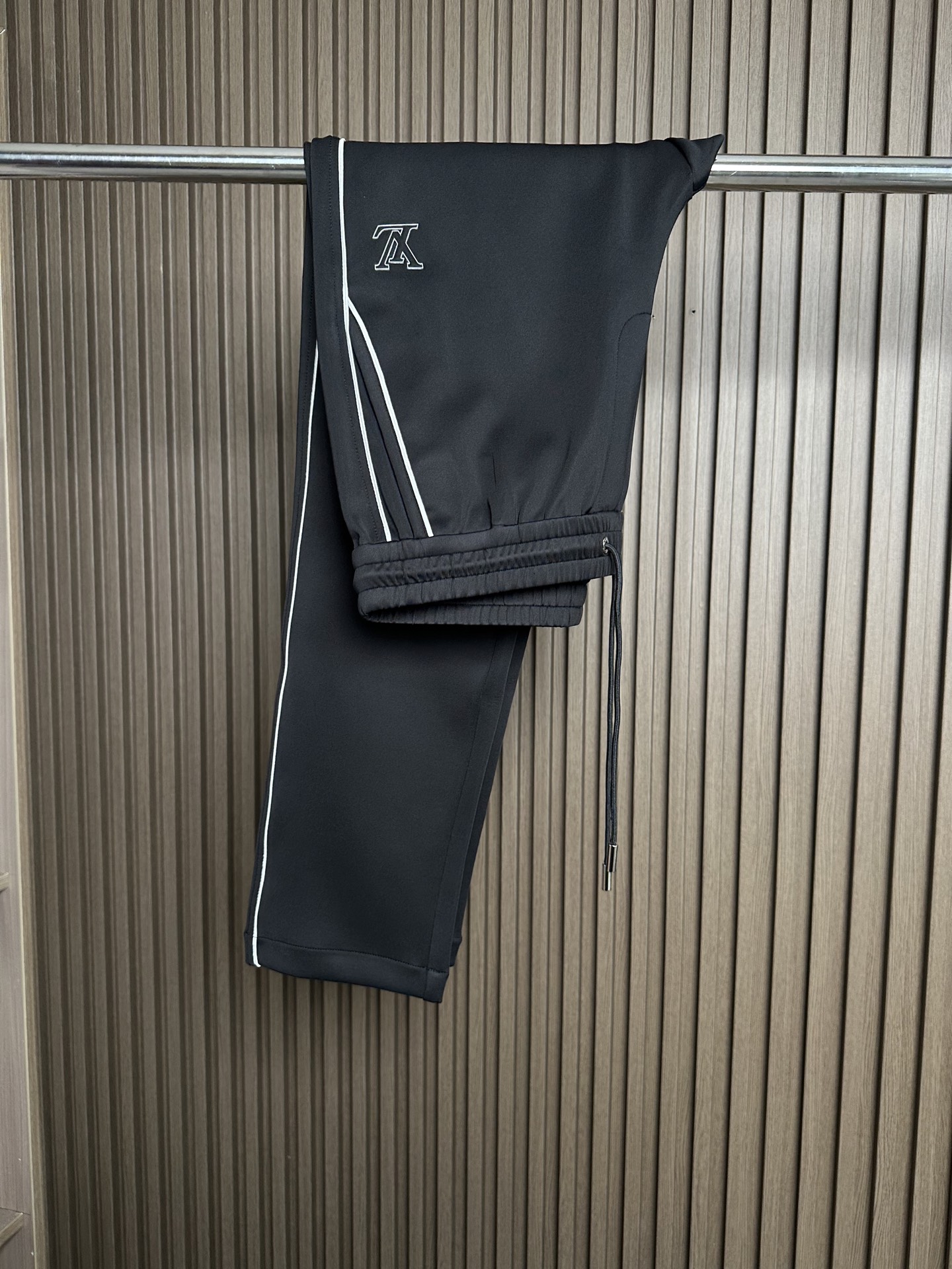 NO:836517,LV Lujia 26SS new spring and summer thin technical cotton fashionable drawstring casual pants, men's three-dimensional embossed logo contrasting piping decoration straight sports and casual trousers!  On sale simultaneously on the official website!  V's new spring and summer casual pants are like a bright star, exuding a unique and charming light in the fashion starry sky, attracting the attention of countless fashion lovers!  These casual pants are made of custom-made technical cotton fabric with a light and silky feel, as if your fingertips are touching clouds, and as smooth as silk!  Moreover, it also has a unique sense of luster. Under the illumination of light, it shimmers softly, just like the twinkling stars in the night sky. It is low-key but luxurious, and instantly enhances the texture and style of the entire pair of pants!  The three-dimensional embossed letter logo on the front carries the brand's profound cultural heritage and historical heritage!  For the contrasting piping decoration on the pockets and both sides, the designer skillfully used color contrast and collision to splice fabrics of different colors together to form unique lines!  These lines not only add liveliness and agility to the pants, but also create a strong three-dimensional sense visually!  The design of the drawstring elastic waistband allows you to freely adjust the tightness according to your personal waistline. Whether you are slim or slightly plump, you can find the best fit for you, allowing you to enjoy fashion while also feeling unparalleled comfort!  The straight slim cut can fit the body curve just right, showing off the slender lines of the legs without making people feel tight and uncomfortable!  The straight design makes the pants visually straighter and straighter, which can effectively lengthen the proportions of the legs, giving you the visual effect of long legs in an instant!  Size M-3XL M size waist 76/82cm - hip 100cm - front 28cm - thigh 60cm - trouser length 100cm - trouser leg 34cm L size waist 80/86cm - hip 104cm - front 29cm - thigh 62cm - trouser length 101cm - trouser leg 35cm  XL size waist 84/90cm - hip 108cm - front 29cm - thigh 64cm - trouser length 101cm - trouser leg 36cm XXL size waist 88/94cm - hip 112cm - front 30cm - thigh 66cm - trouser length 102cm - trouser leg 37cm  3XL size waist 92/98cm - hip 116cm - front 30cm - thigh 68cm - trouser length 102cm - trouser leg 38cm Recommended size (standard version) Height 174-140 catties, try on L size!  Boys weighing less than 130 pounds should choose M size, 130-144 pounds should choose L size, 144-158 pounds should choose XL size, 158-172 pounds should choose XXL size, and 172-188 pounds should choose 3XL size!  ,,louis vuitton,louis vuitton,louis vuitton,19860909LV驴家26SS春夏新款轻薄科技棉布时尚抽绳休闲裤,男士立体浮雕徽标撞色滚边装饰直筒运动休闲长裤！同步官网发售！V家春夏季新款休闲裤宛如一颗璀璨的星辰,在时尚的星空中散发着独特而迷人的光芒,吸引着无数时尚爱好者的目光！ 这款休闲裤采用客供定制科技棉布面料轻薄丝滑的触感,仿佛指尖触碰的是云朵般轻柔,又似丝绸般顺滑！而且它还自带一种独特的光泽感,在光线的照耀下,微微闪烁着柔和的光芒,如同夜空中闪烁的繁星,低调却又奢华,瞬间提升了整条裤子的质感与格调！前幅立体浮雕字母徽标,承载着品牌深厚的文化底蕴与历史传承！口袋处及两侧的撞色滚边装饰,设计师巧妙地运用了色彩的对比与碰撞,将不同颜色的面料拼接在一起,形成了一道道独特的线条！这些线条不仅为裤子增添了一份活泼与灵动,更在视觉上营造出了强烈的立体感！ 抽绳松紧裤腰的设计,抽绳可以根据个人的腰围自由调节松紧程度,无论你是身材苗条还是略显丰满,都能找到最适合自己的穿着状态,让你在享受时尚的同时,也能感受到无与伦比的舒适！直筒修身版型裁剪,能够恰到好处地贴合身体曲线,既能够展现出腿部的修长线条,又不会让人感到紧绷不适！直筒的设计让裤子在视觉上更加笔直挺拔,能够有效地拉长腿部比例,让你瞬间拥有大长腿的视觉效果！尺码M-3XL M码腰围76/82cm-臀围100cm-前档28cm-大腿围60cm-裤长100cm-裤脚34cm  L码腰围80/86cm-臀围104cm-前档29cm-大腿围62cm-裤长101cm-裤脚35cm  XL码腰围84/90cm-臀围108cm-前档29cm-大腿围64cm-裤长101cm-裤脚36cm  XXL码腰围88/94cm-臀围112cm-前档30cm-大腿围66cm-裤长102cm-裤脚37cm  3XL码腰围92/98cm-臀围116cm-前档30cm-大腿围68cm-裤长102cm-裤脚38cm 尺码推荐（标准版型） 身高174-140斤,试穿L码合适！ 男生体重130斤以内选择M码,130-144斤选择L码,144-158斤选择XL码,158-172斤选择XXL码,172-188斤选择3XL码！,,louis vuitton,louis vuitton,louis vuitton,,Men's clothing
